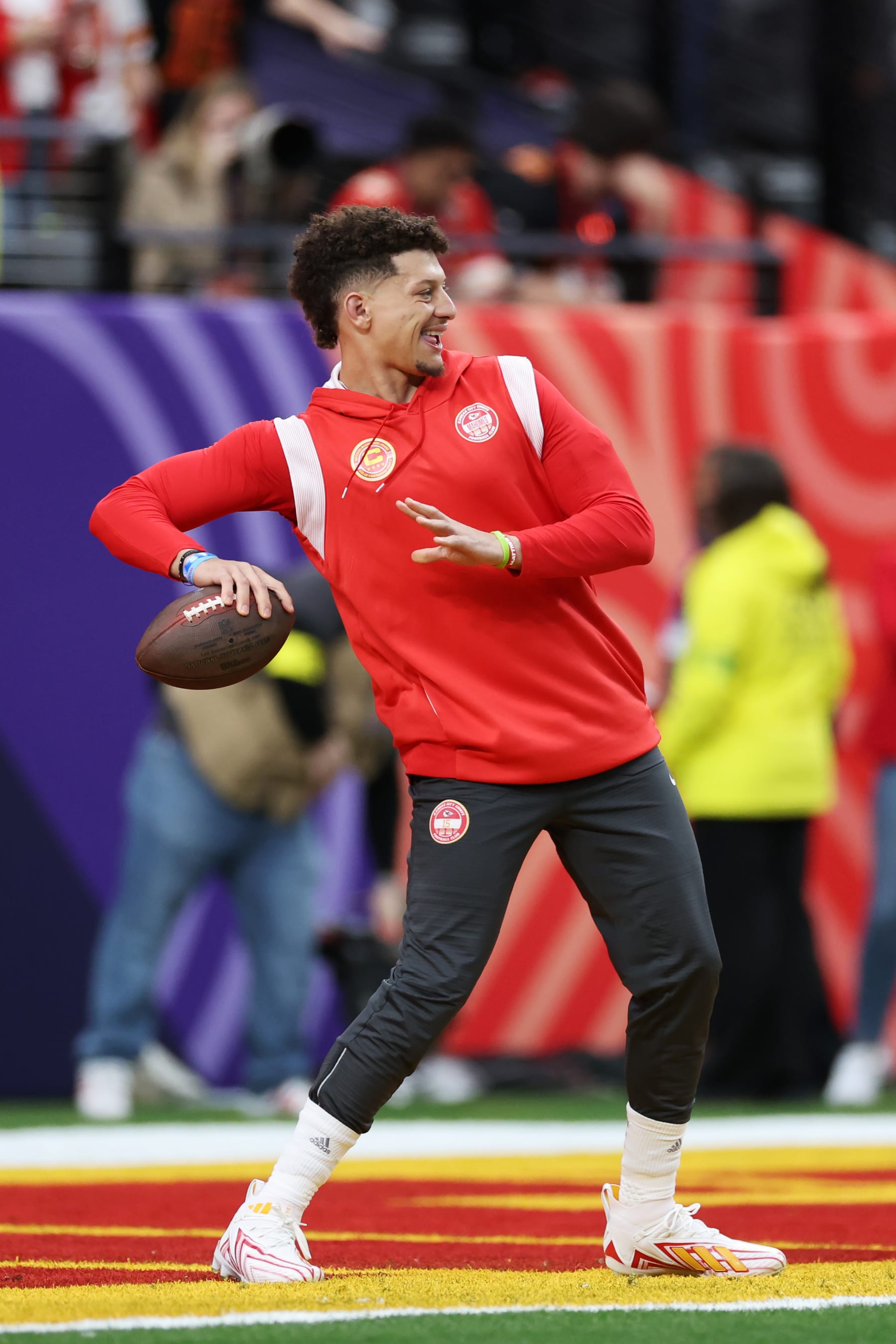 LAS VEGAS, NEVADA - FEBRUARY 11: Patrick Mahomes #15 of the Kansas City Chiefs warms-up before Super Bowl LVIII against the San Francisco 49ers at Allegiant Stadium on February 11, 2024 in Las Vegas, Nevada. (Photo by Ezra Shaw/Getty Images)