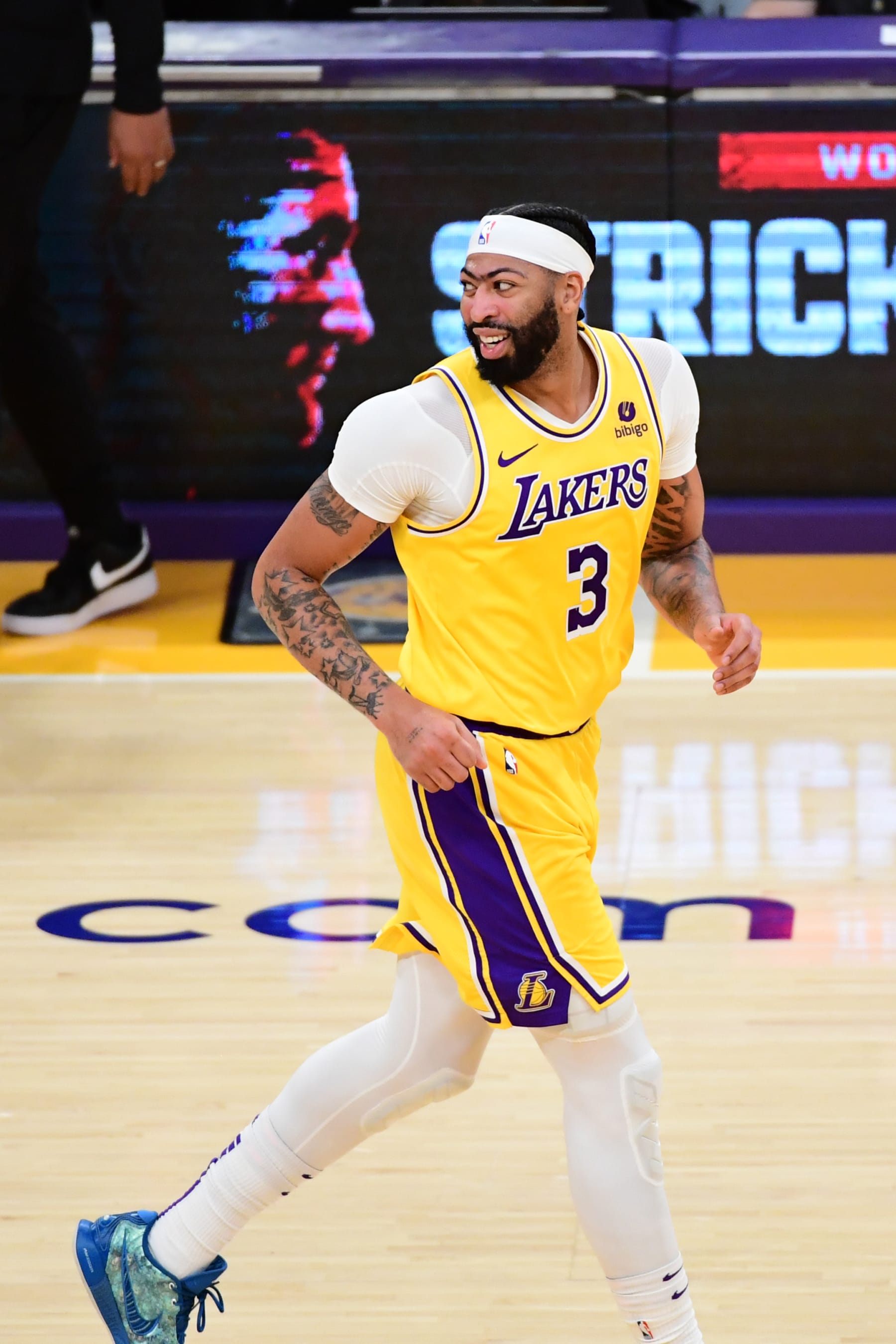 LOS ANGELES, CA - JANUARY 17: Anthony Davis #3 of the Los Angeles Lakers smiles during the game against the Dallas Mavericks on January 17, 2024 at Crypto.Com Arena in Los Angeles, California. NOTE TO USER: User expressly acknowledges and agrees that, by downloading and/or using this Photograph, user is consenting to the terms and conditions of the Getty Images License Agreement. Mandatory Copyright Notice: Copyright 2024 NBAE (Photo by Adam Pantozzi/NBAE via Getty Images)
