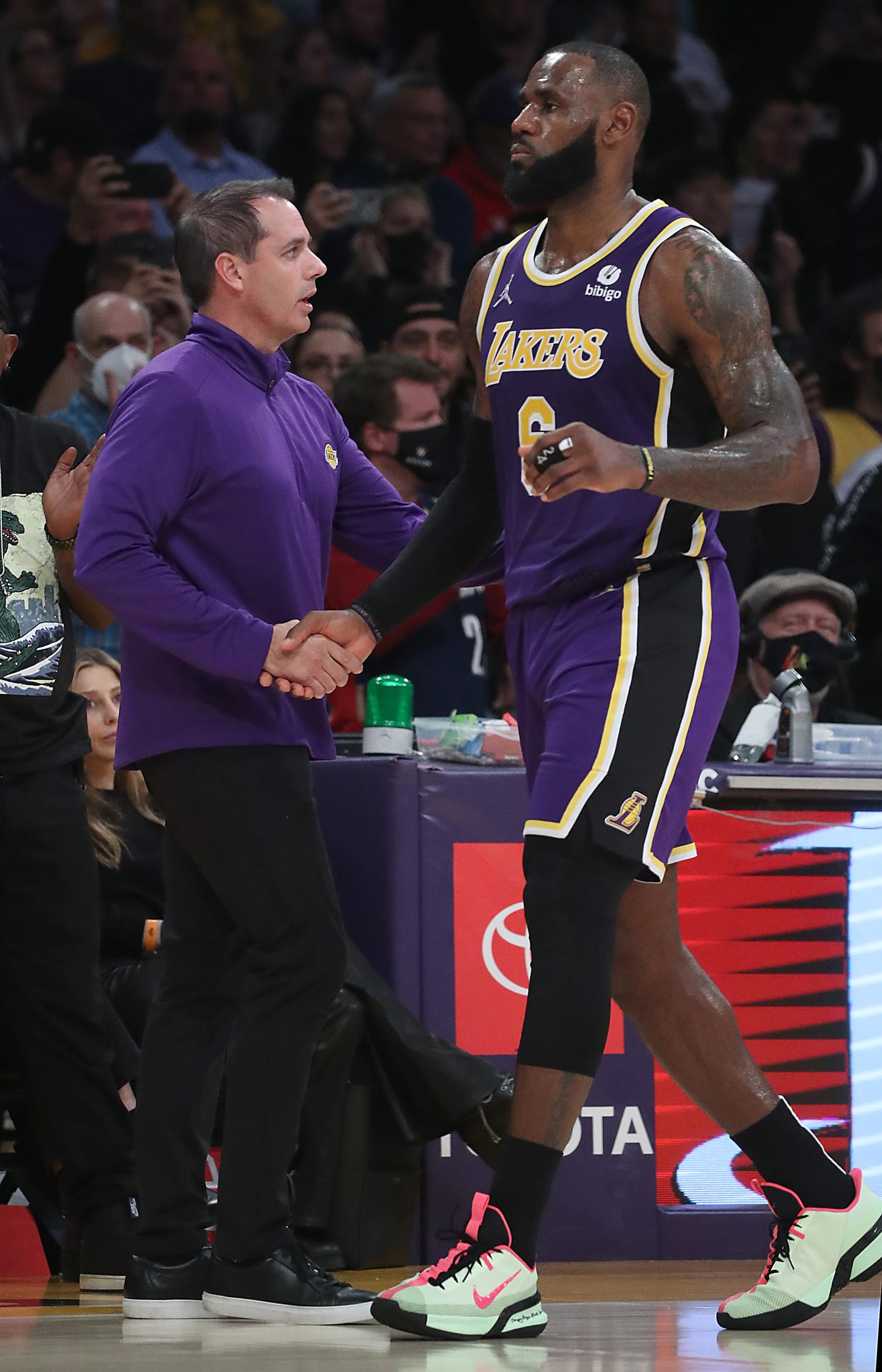 LOS ANGELES, CALIF. - OCT. 29, 2021. Lakers coach Frank Vogel congratulates LeBron James in the closing moments of a victory against the Cavaliers at Staples Center in Los Angeles on Friday, Oct. 29, 2021. (Luis Sinco / Los Angeles Times via Getty Images)