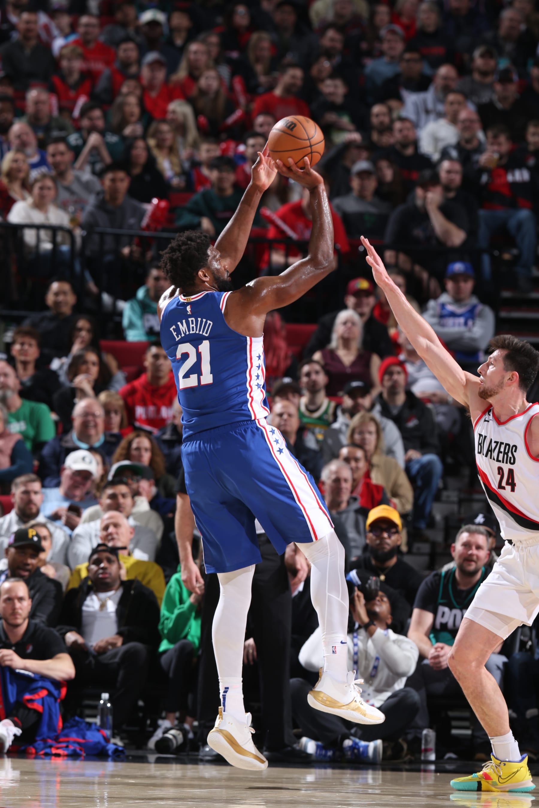PORTLAND, OR - JANUARY 19: Joel Embiid #21 of the Philadelphia 76ers shoots the ball during the game against the Portland Trail Blazers on January 19, 2023 at the Moda Center Arena in Portland, Oregon. NOTE TO USER: User expressly acknowledges and agrees that, by downloading and or using this photograph, user is consenting to the terms and conditions of the Getty Images License Agreement. Mandatory Copyright Notice: Copyright 2023 NBAE (Photo by Sam Forencich/NBAE via Getty Images)