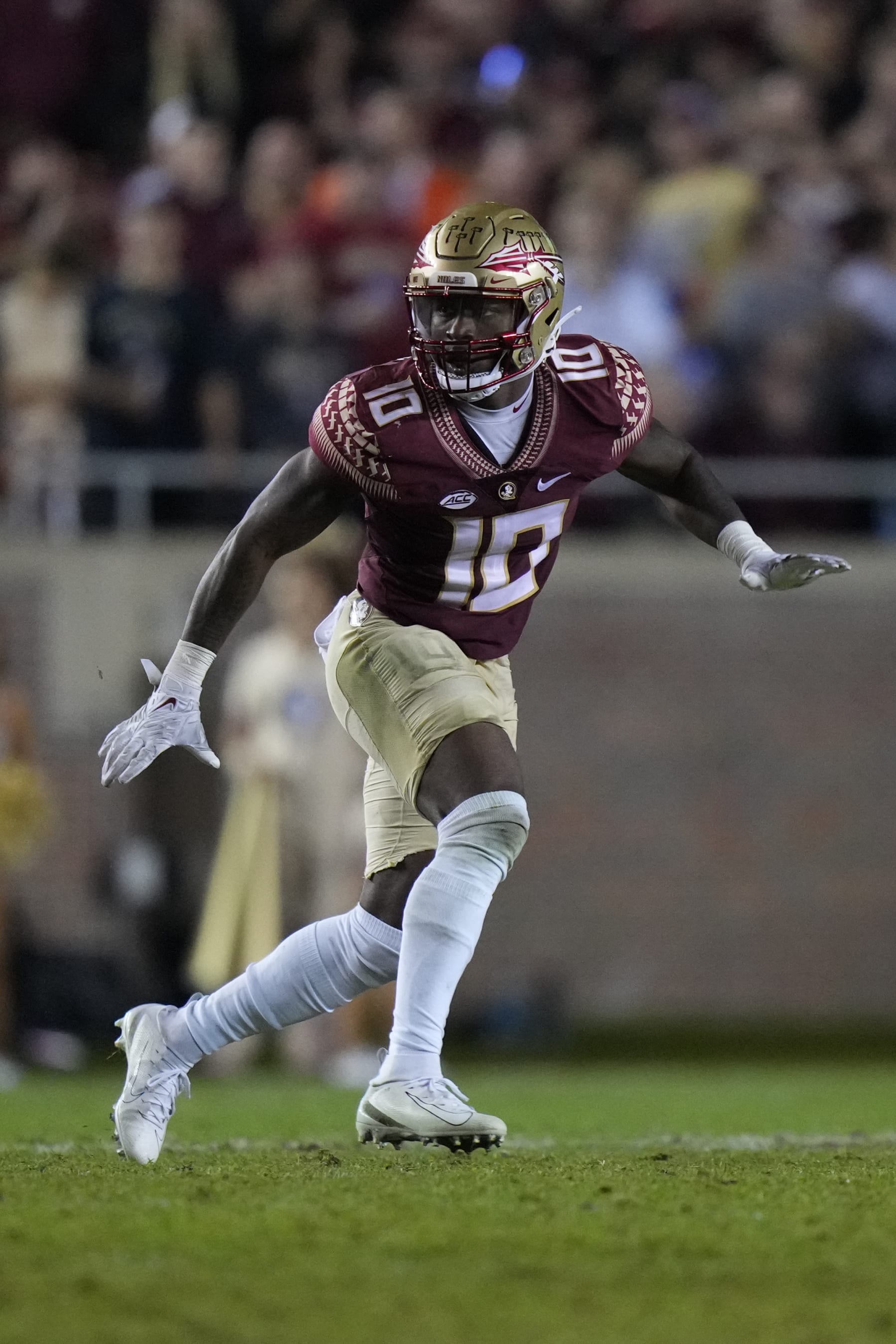 TALLAHASSEE, FL - NOVEMBER 25: Florida State Seminoles defensive back Jammie Robinson (10) defends in the secondary during the game between the Florida Gators and the Florida State Seminoles on Friday, November 25, 2022 at Bobby Bowden Field at Doak Campbell Stadium (Photo by Peter Joneleit/Icon Sportswire via Getty Images)