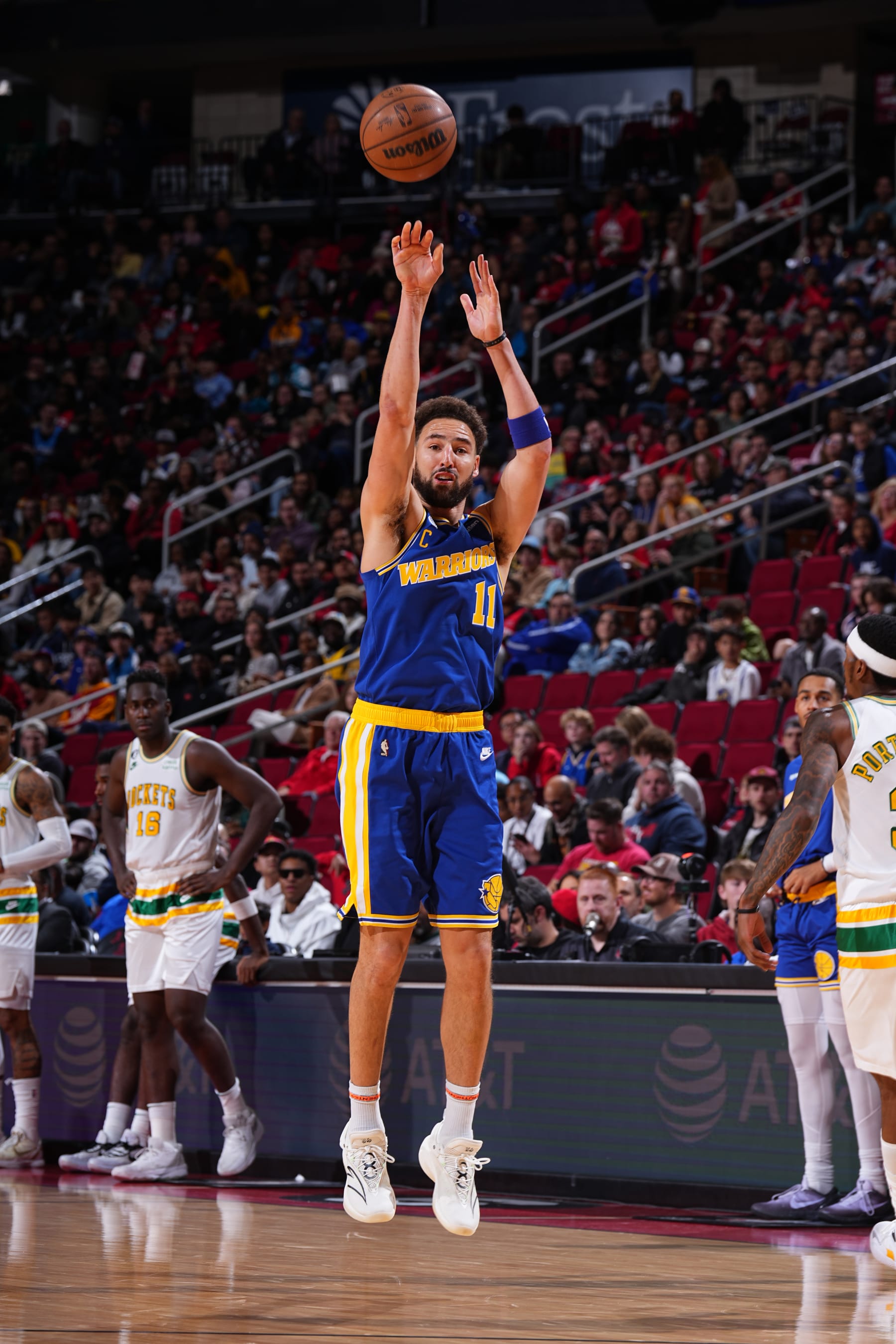 HOUSTON, TX - NOVEMBER 20: Klay Thompson #11 of the Golden State Warriors shoots the ball during the game against the Houston Rockets on November 20, 2022 at the Toyota Center in Houston, Texas. NOTE TO USER: User expressly acknowledges and agrees that, by downloading and or using this photograph, User is consenting to the terms and conditions of the Getty Images License Agreement. Mandatory Copyright Notice: Copyright 2022 NBAE (Photo by Garrett Ellwood/NBAE via Getty Images)