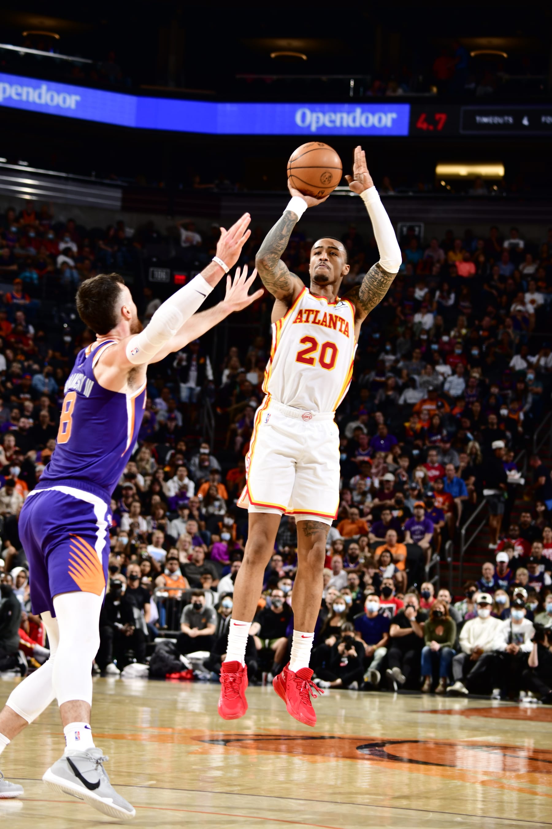 PHOENIX, AZ - NOVEMBER 6: John Collins #20 of the Atlanta Hawks shoots the ball during the game against the Phoenix Suns on November 6, 2021 at Footprint Center in Phoenix, Arizona. NOTE TO USER: User expressly acknowledges and agrees that, by downloading and or using this photograph, user is consenting to the terms and conditions of the Getty Images License Agreement. Mandatory Copyright Notice: Copyright 2021 NBAE (Photo by Barry Gossage/NBAE via Getty Images)
