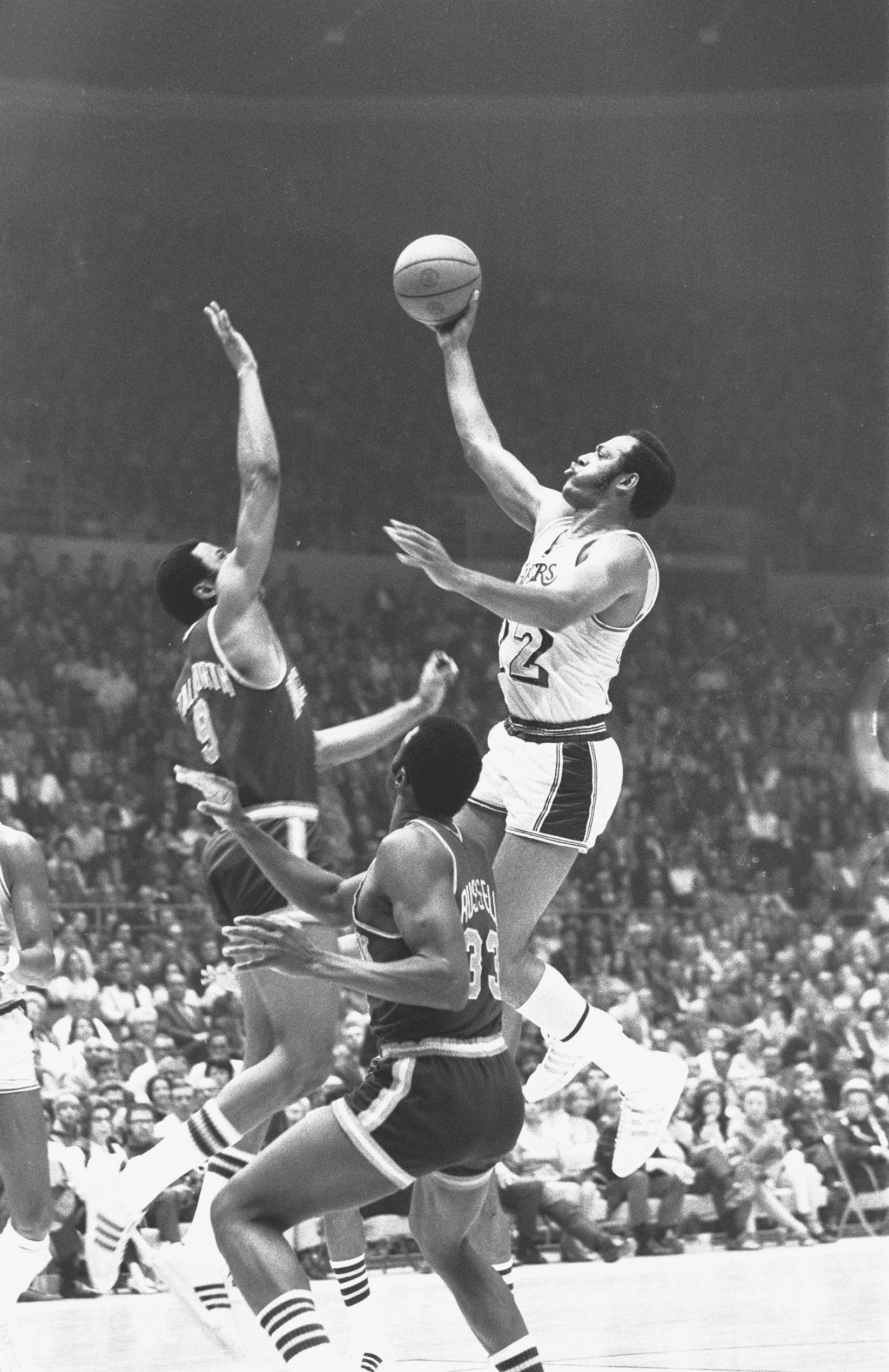UNITED STATES - APRIL 29:  Basketball: NBA Finals, Los Angeles Lakers Elgin Baylor (22) in action vs New York Knicks Dave Stallworth (9), Inglewood, CA 4/29/1970  (Photo by George Long/Sports Illustrated via Getty Images)  (SetNumber: X14905)