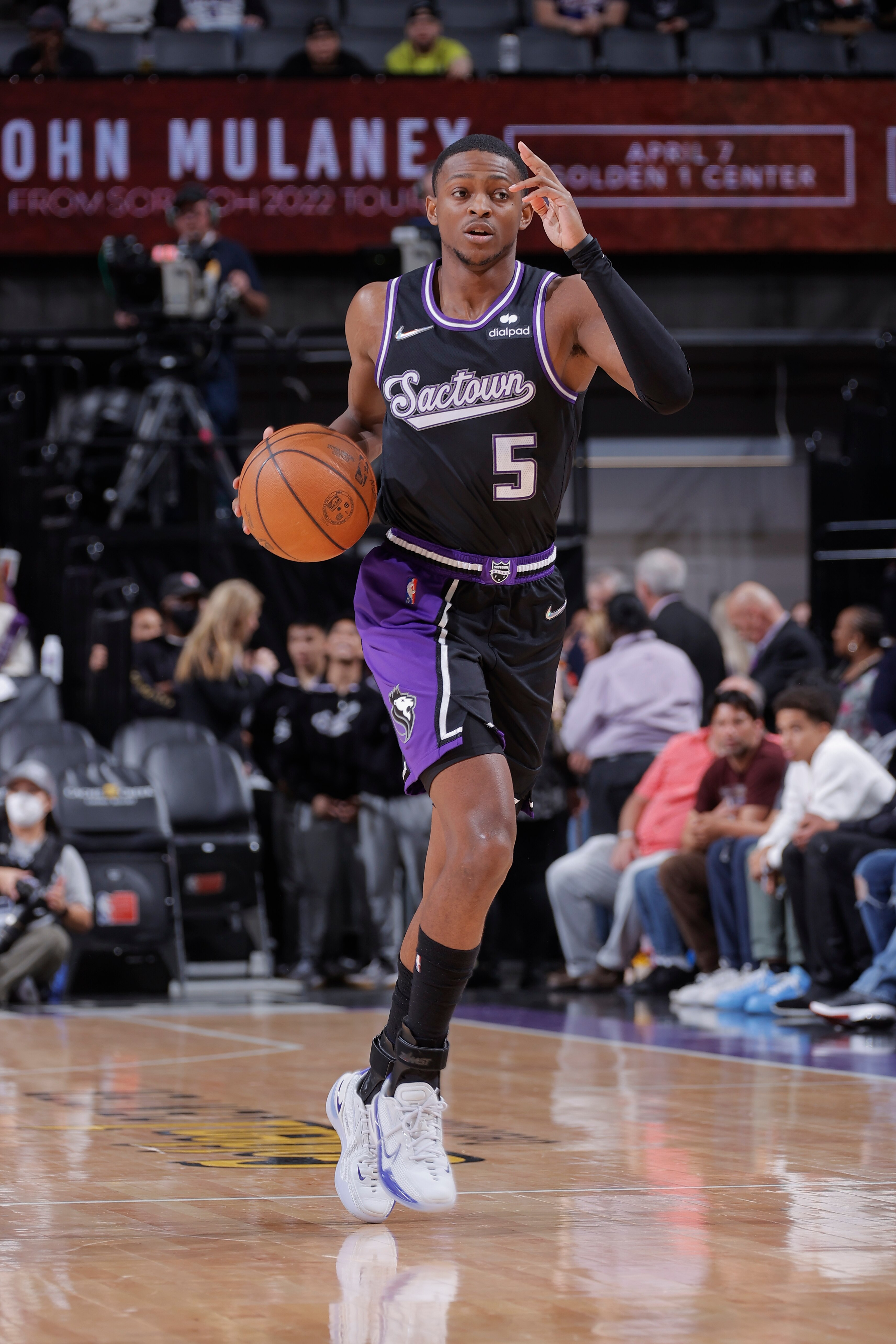 SACRAMENTO, CA - MARCH 14: De'Aaron Fox #5 of the Sacramento Kings handles the ball during the game against the Chicago Bulls on March 14, 2022 at Golden 1 Center in Sacramento, California. NOTE TO USER: User expressly acknowledges and agrees that, by downloading and or using this Photograph, user is consenting to the terms and conditions of the Getty Images License Agreement. Mandatory Copyright Notice: Copyright 2022 NBAE (Photo by Rocky Widner/NBAE via Getty Images)