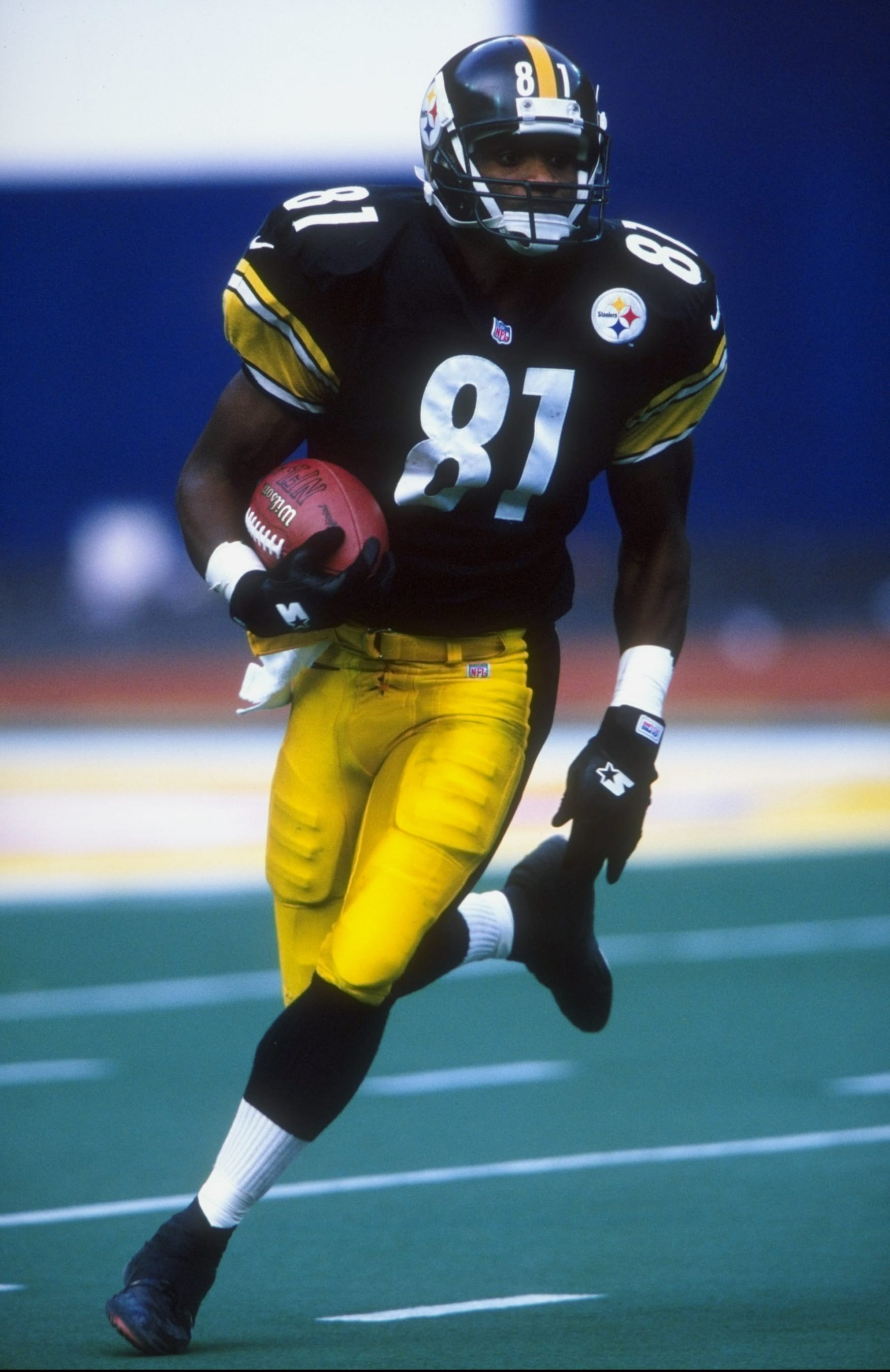 1 Nov 1998:  Charles Johnson #81 of the Pittsburgh Steelers in action during the game against the Tennessee Oilers at the Three Rivers Stadium in Pittsburgh, Pennsylvania. The Oilers defeated the Steelers 41-31. Mandatory Credit: Tom Pidgeon  /Allsport