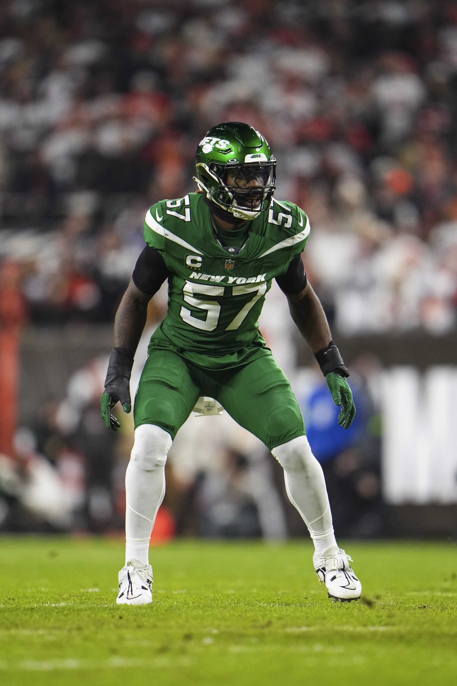 CLEVELAND, OH - DECEMBER 28: C.J. Mosley #57 of the New York Jets defends in coverage during an NFL football game against the Cleveland Browns at Cleveland Browns Stadium on December 28, 2023 in Cleveland, Ohio. (Photo by Cooper Neill/Getty Images) CLEVELAND, OH - DECEMBER 28: C.J. Mosley #57 of the New York Jets defends in coverage during an NFL football game against the Cleveland Browns at Cleveland Browns Stadium on December 28, 2023 in Cleveland, Ohio. (Photo by Cooper Neill/Getty Images)