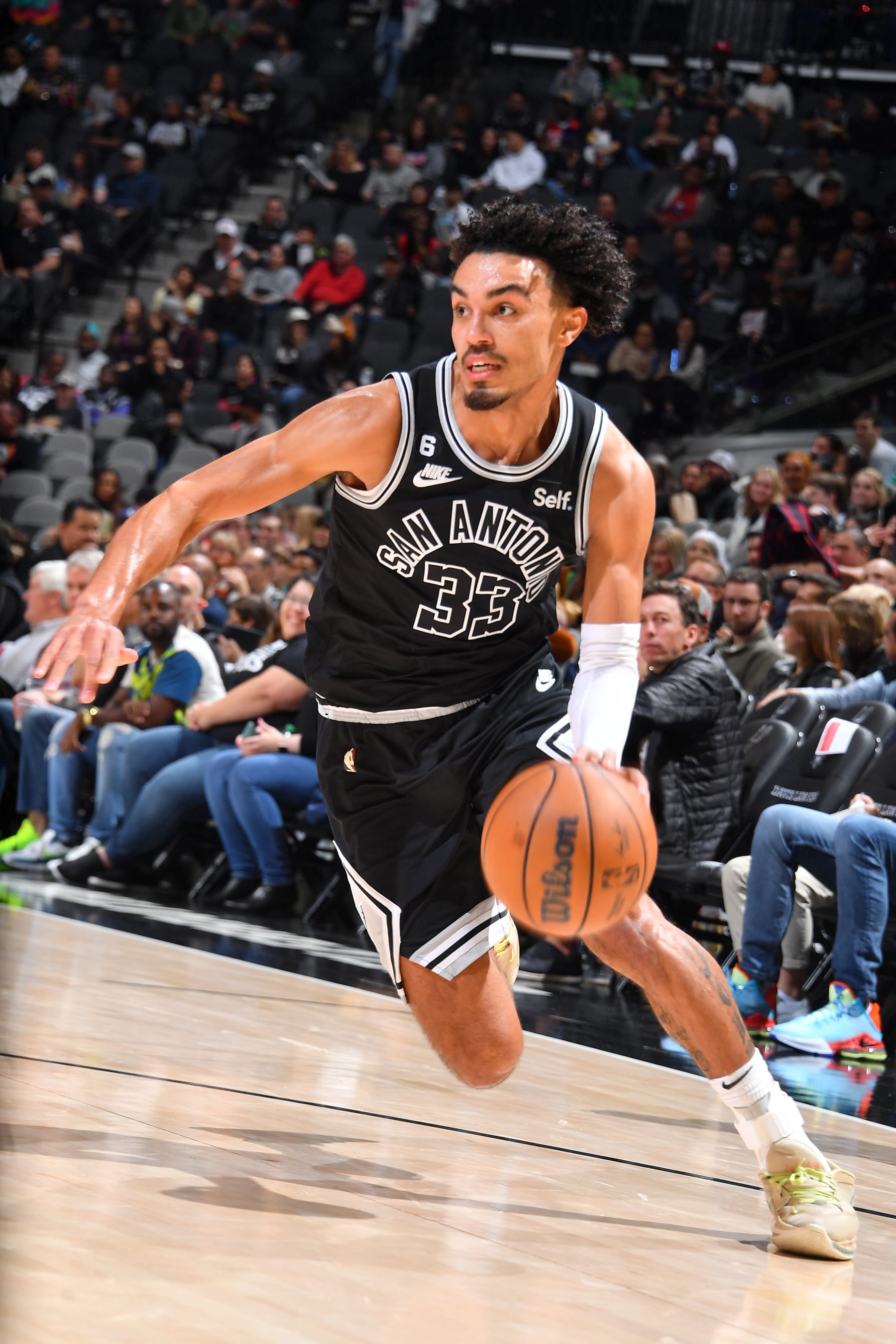 SAN ANTONIO, TX - DECEMBER 2: Tre Jones #33 of the San Antonio Spurs dribbles the ball during the game against the New Orleans Pelicans on December 2, 2022 at the AT&T Center in San Antonio, Texas. NOTE TO USER: User expressly acknowledges and agrees that, by downloading and or using this photograph, user is consenting to the terms and conditions of the Getty Images License Agreement. Mandatory Copyright Notice: Copyright 2022 NBAE (Photos by Michael Gonzales/NBAE via Getty Images)