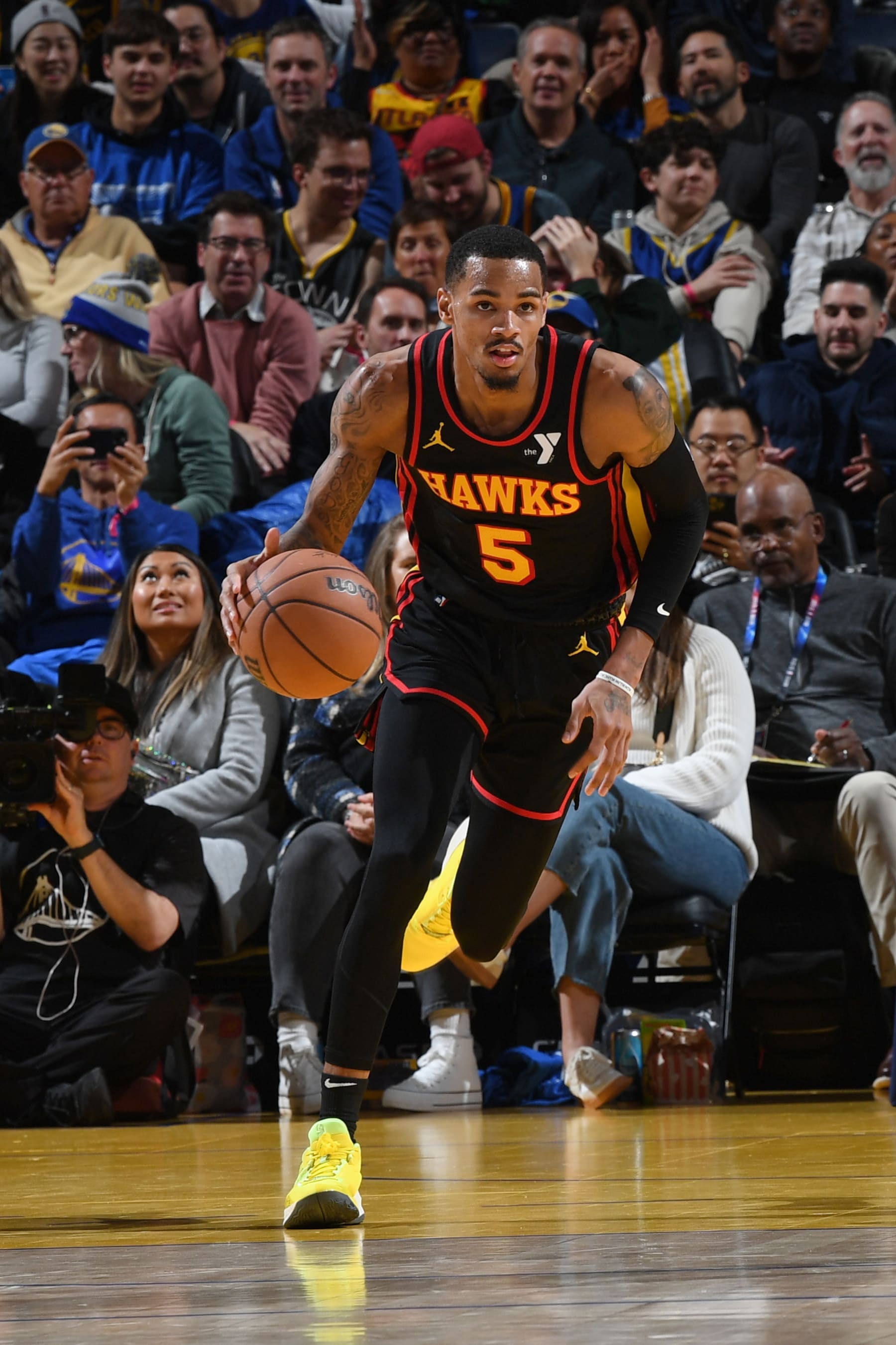 SAN FRANCISCO, CA - JANUARY 24: Dejounte Murray #5 of the Atlanta Hawks dribbles the ball during the game against the Golden State Warriors on January 24, 2024 at Chase Center in San Francisco, California. NOTE TO USER: User expressly acknowledges and agrees that, by downloading and or using this photograph, user is consenting to the terms and conditions of Getty Images License Agreement. Mandatory Copyright Notice: Copyright 2024 NBAE (Photo by Noah Graham/NBAE via Getty Images)
