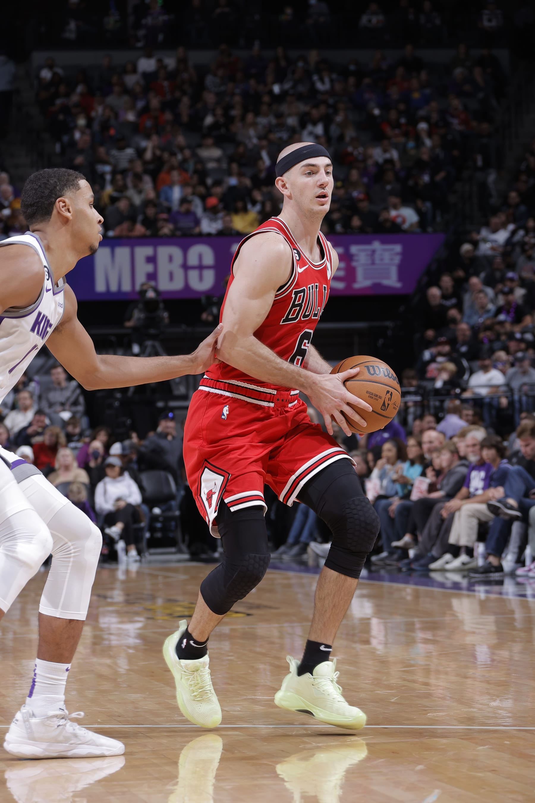 SACRAMENTO, CA - DECEMBER 4: Alex Caruso #6 of the Chicago Bulls passes the ball during the game against the Sacramento Kings on December 4, 2022 at Golden 1 Center in Sacramento, California. NOTE TO USER: User expressly acknowledges and agrees that, by downloading and or using this photograph, User is consenting to the terms and conditions of the Getty Images Agreement. Mandatory Copyright Notice: Copyright 2022 NBAE (Photo by Rocky Widner/NBAE via Getty Images)