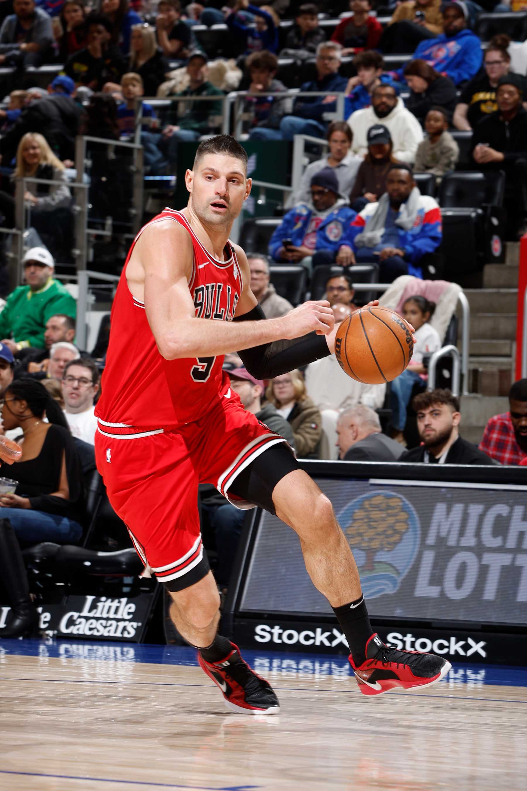 DETROIT, MI - FEBRUARY 2: Nikola Vucevic #9 of the Chicago Bulls drives to the basket during the game against the Detroit Pistons on February 2, 2025 at Little Caesars Arena in Detroit, Michigan. NOTE TO USER: User expressly acknowledges and agrees that, by downloading and/or using this photograph, User is consenting to the terms and conditions of the Getty Images License Agreement. Mandatory Copyright Notice: Copyright 2025 NBAE (Photo by Brian Sevald/NBAE via Getty Images)