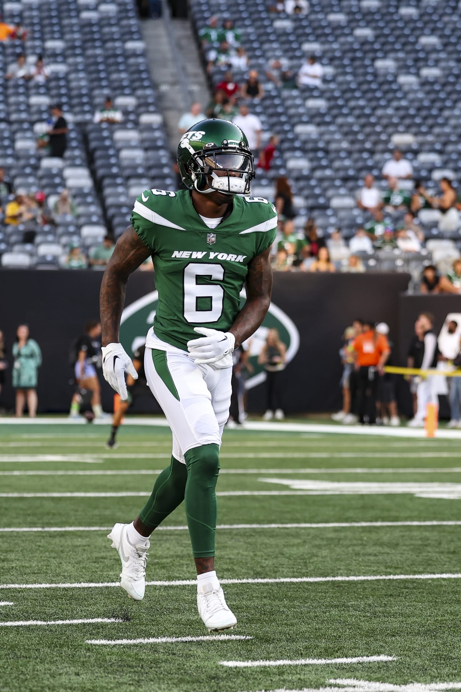 EAST RUTHERFORD, NJ - AUGUST 19: Mecole Hardman Jr. #6 of the New York Jets warms up against the Tampa Bay Buccaneers prior to the game at MetLife Stadium on Saturday, August 19, 2023, in East Rutherford, New Jersey. (Perry Knotts/Getty Images)