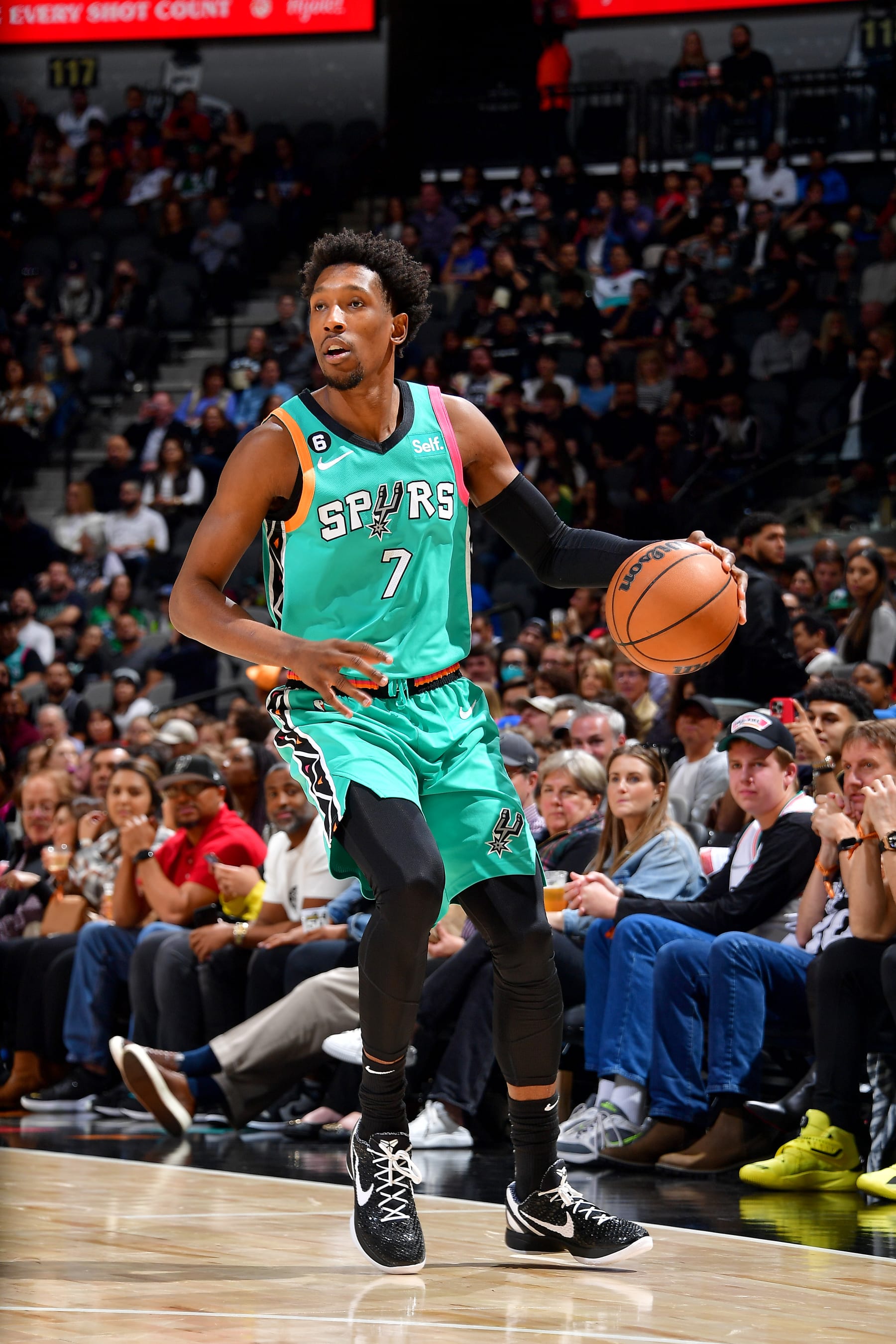 SAN ANTONIO, TX - DECEMBER 31: Josh Richardson #7 of the San Antonio Spurs handles the ball during the game against the Dallas Mavericks on December 31, 2022 at the AT&T Center in San Antonio, Texas. NOTE TO USER: User expressly acknowledges and agrees that, by downloading and or using this photograph, user is consenting to the terms and conditions of the Getty Images License Agreement. Mandatory Copyright Notice: Copyright 2022 NBAE (Photos by Michael Gonzales/NBAE via Getty Images)