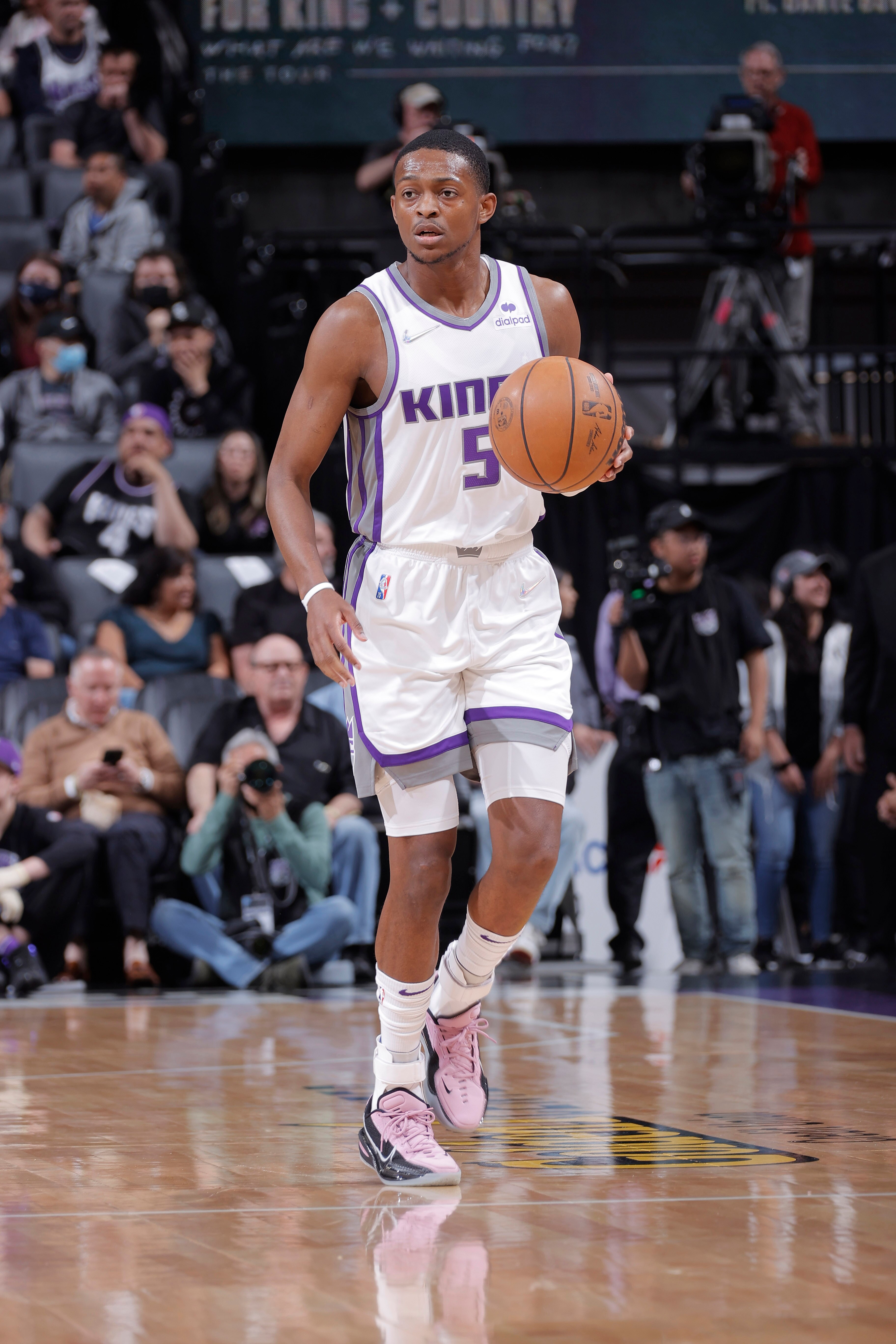 SACRAMENTO, CA - MARCH 16: De'Aaron Fox #5 of the Sacramento Kings brings the ball up the court against the Milwaukee Bucks on March 16, 2022 at Golden 1 Center in Sacramento, California. NOTE TO USER: User expressly acknowledges and agrees that, by downloading and or using this photograph, User is consenting to the terms and conditions of the Getty Images Agreement. Mandatory Copyright Notice: Copyright 2022 NBAE (Photo by Rocky Widner/NBAE via Getty Images)