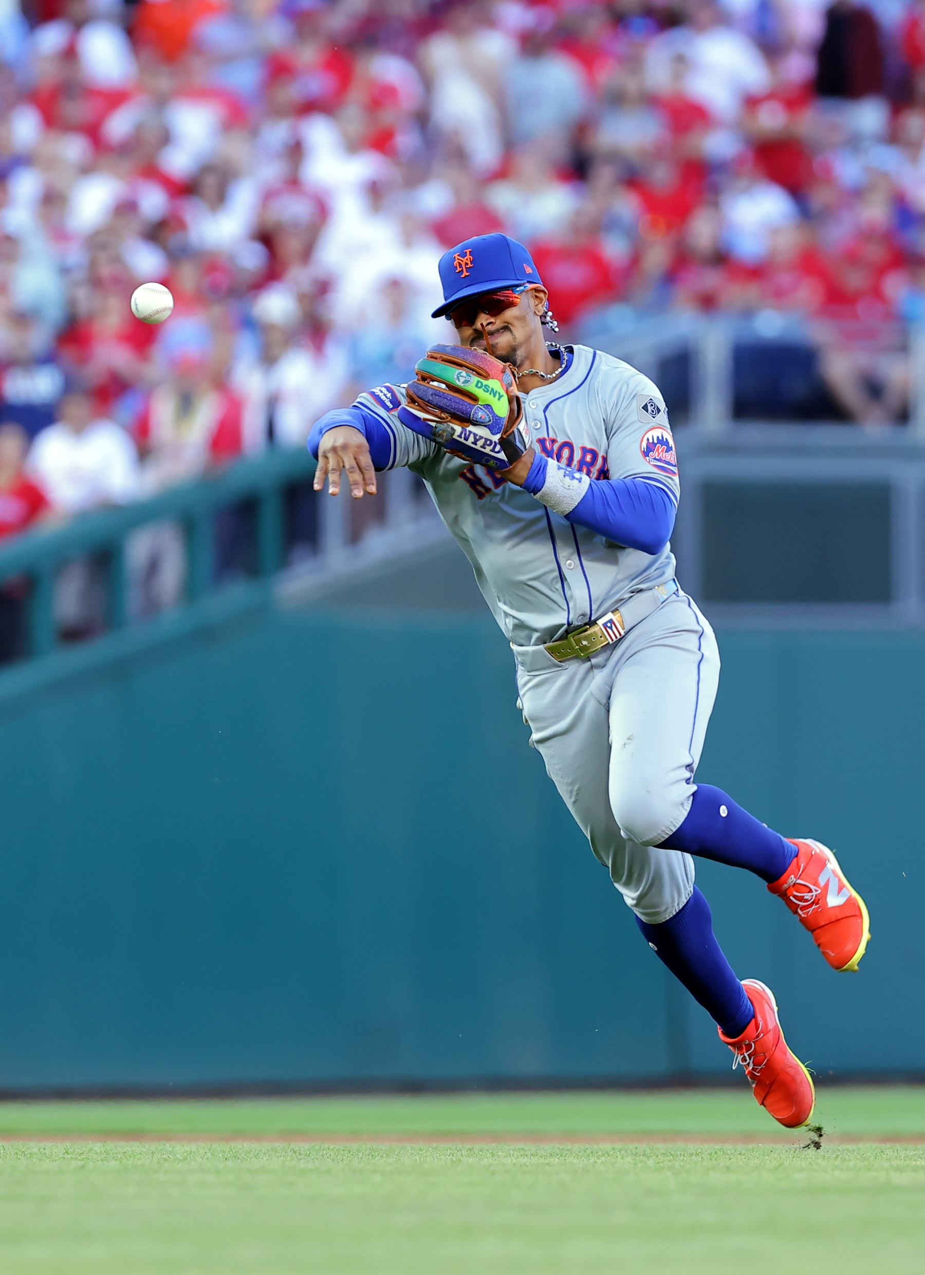 PHILADELPHIA, PENNSYLVANIA - OCTOBER 05: Francisco Lindor #12 of the New York Mets fields a ground ball against the Philadelphia Phillies during the third inning of Game One of the Division Series at Citizens Bank Park on October 05, 2024 in Philadelphia, Pennsylvania.  (Photo by Hunter Martin/Getty Images)