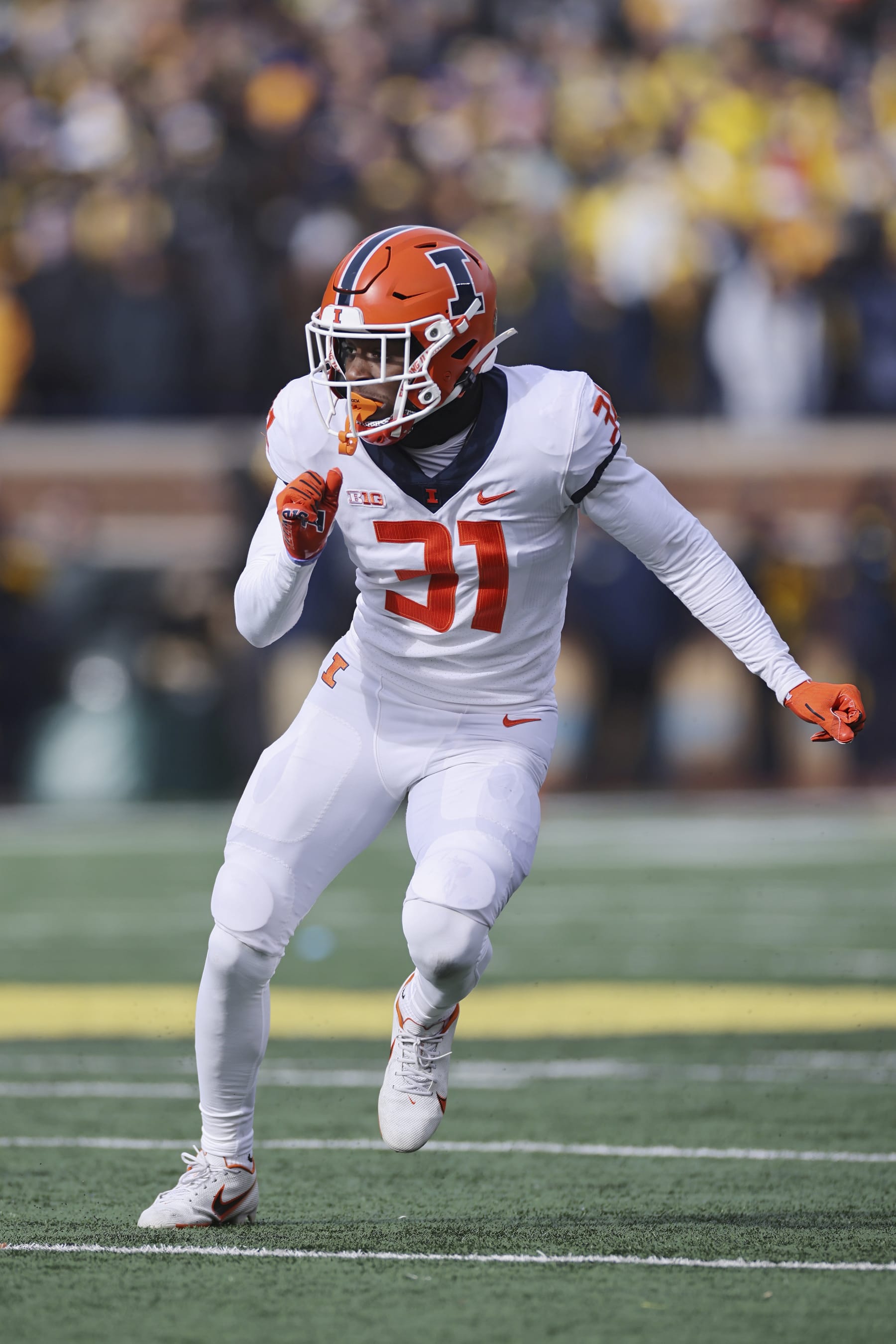 ANN ARBOR, MI - NOVEMBER 19: Illinois Fighting Illini defensive back Devon Witherspoon (31) pursues a play on defense during a college football game against the Michigan Wolverines on November 19, 2022 at Michigan Stadium in Ann Arbor, Michigan. (Photo by Joe Robbins/Icon Sportswire via Getty Images)
