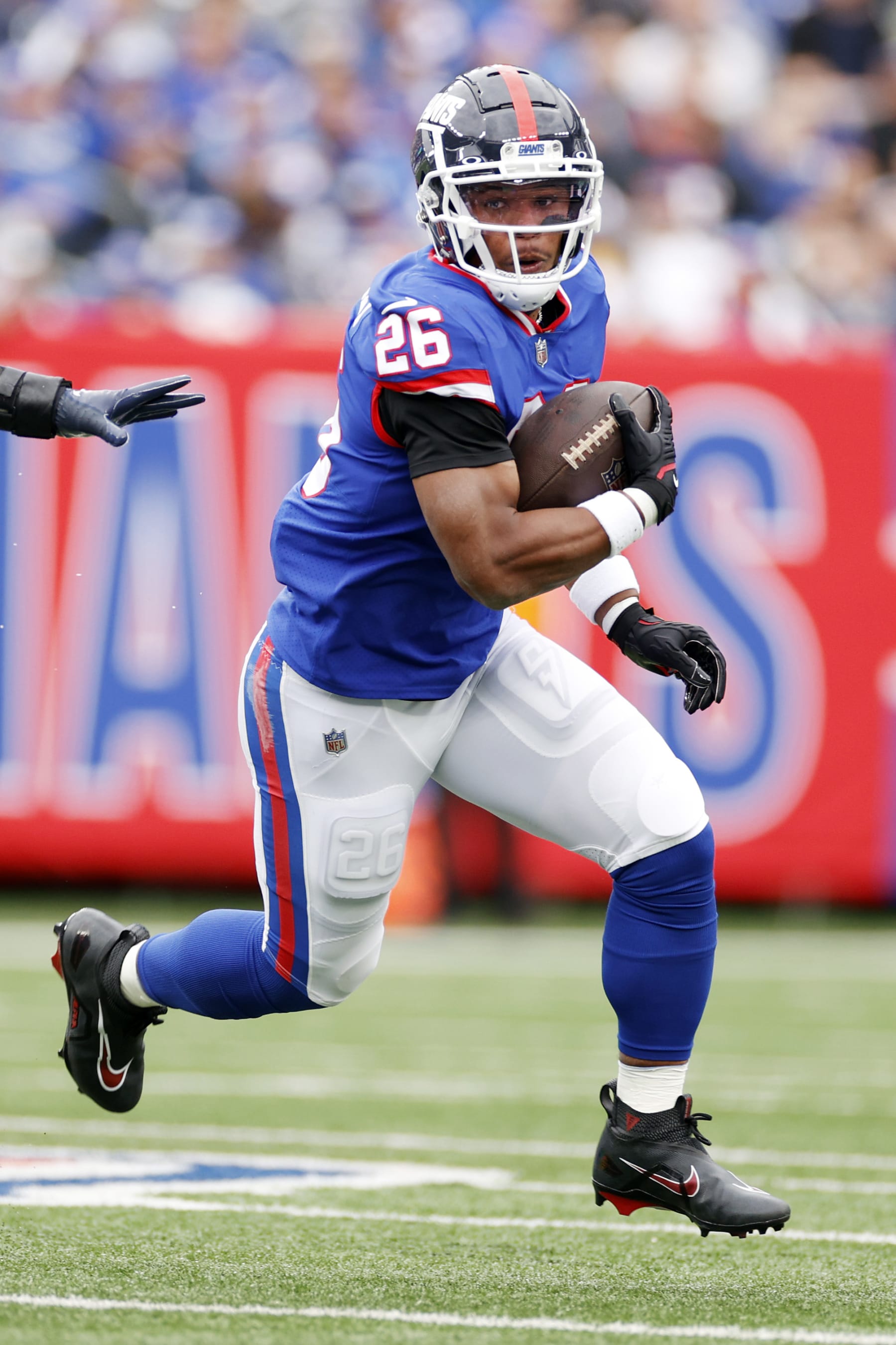 EAST RUTHERFORD, NEW JERSEY - OCTOBER 02: Saquon Barkley #26 of the New York Giants carries the ball during the game against the Chicago Bears at MetLife Stadium on October 02, 2022 in East Rutherford, New Jersey. (Photo by Sarah Stier/Getty Images)