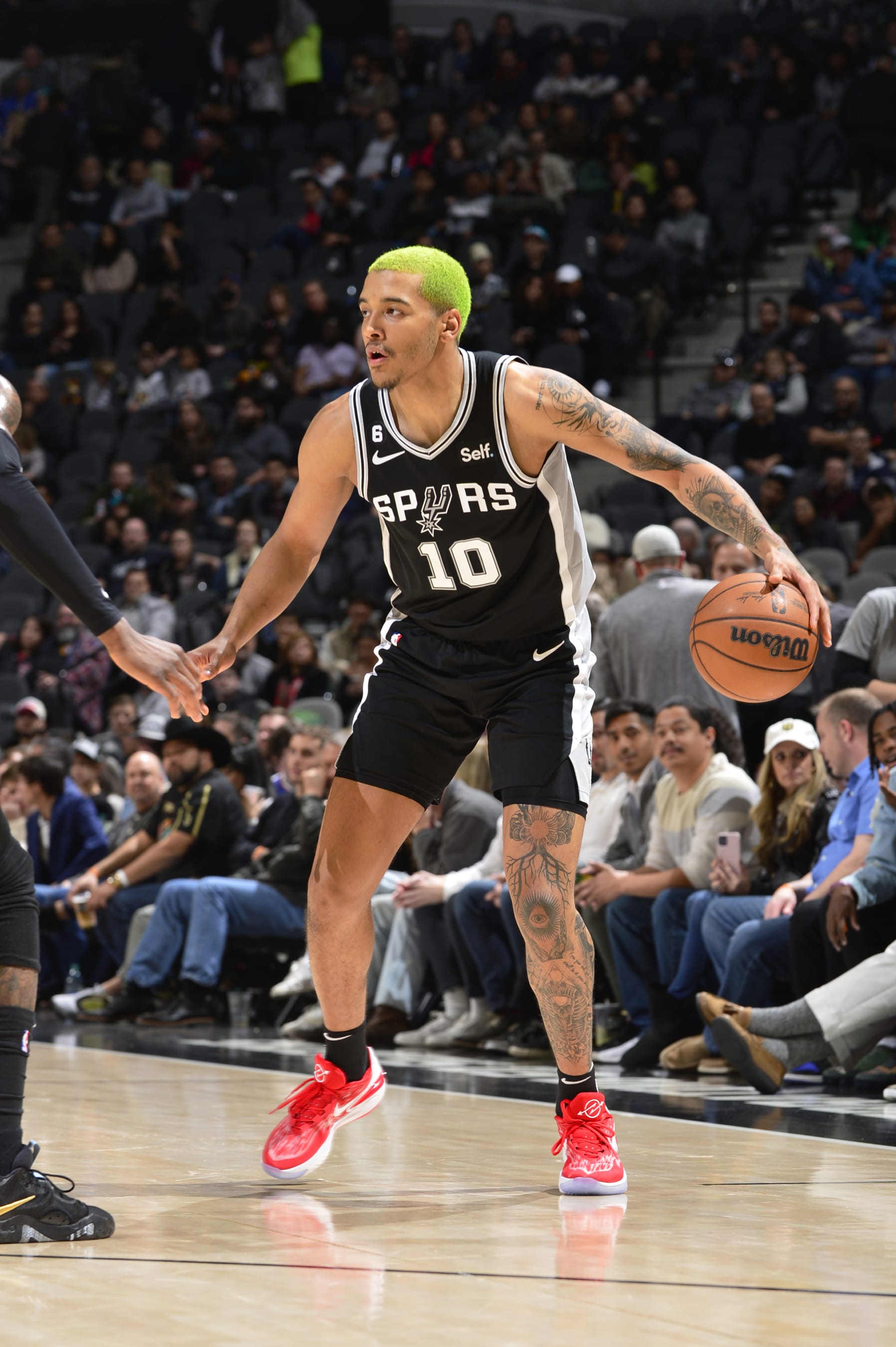 SAN ANTONIO, TX - DECEMBER 26: Jeremy Sochan #10 of the San Antonio Spurs looks to pass the ball during the game against the Utah Jazz on December 26, 2022 at the AT&T Center in San Antonio, Texas. NOTE TO USER: User expressly acknowledges and agrees that, by downloading and or using this photograph, user is consenting to the terms and conditions of the Getty Images License Agreement. Mandatory Copyright Notice: Copyright 2022 NBAE (Photos by Michael Gonzales/NBAE via Getty Images)