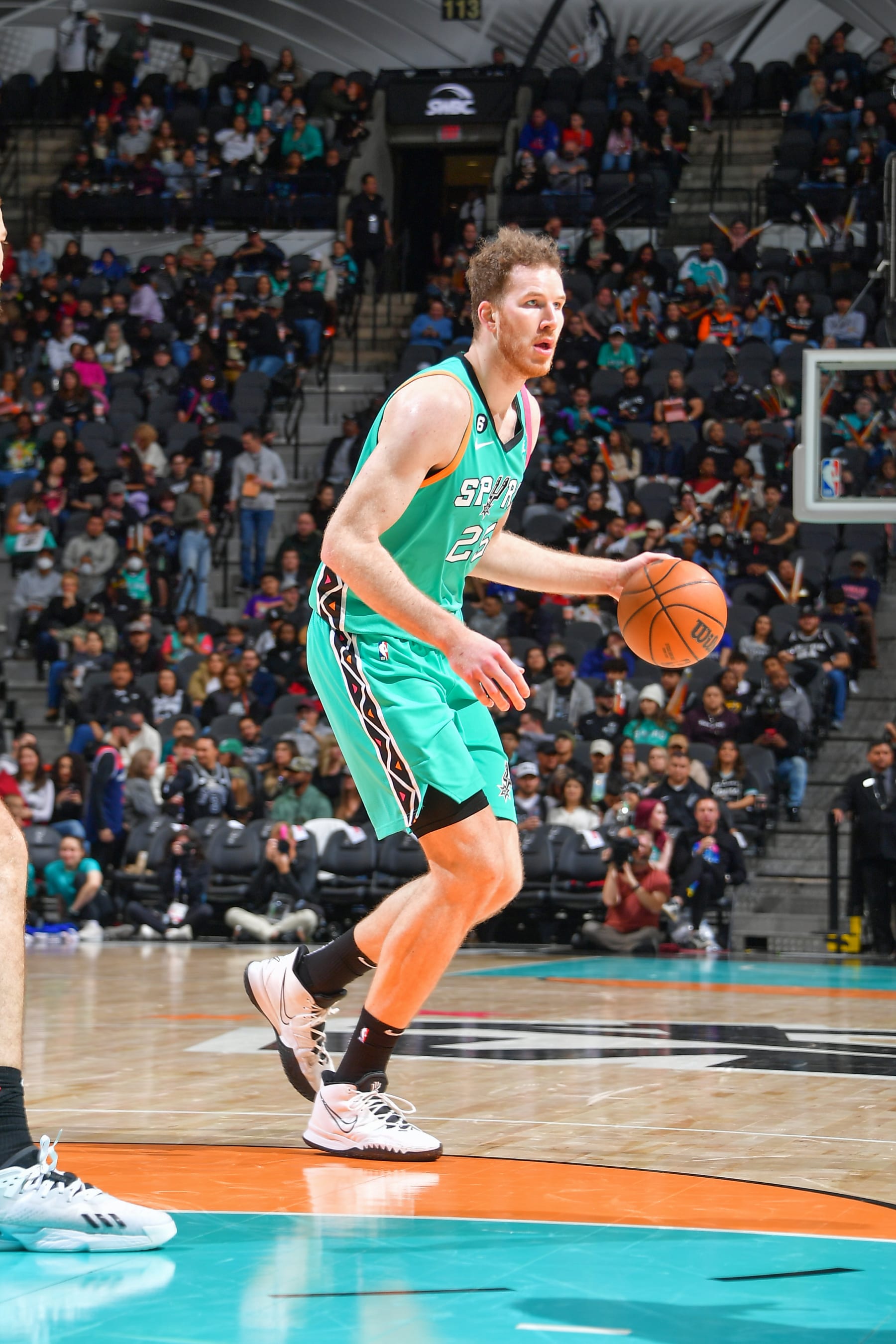 SAN ANTONIO, TX - JANUARY 20:  Jakob Poeltl #25 of the San Antonio Spurs drives to the basket during the game against the LA Clippers on January 20, 2023 at the AT&T Center in San Antonio, Texas. NOTE TO USER: User expressly acknowledges and agrees that, by downloading and or using this photograph, user is consenting to the terms and conditions of the Getty Images License Agreement. Mandatory Copyright Notice: Copyright 2023 NBAE (Photos by Michael Gonzales/NBAE via Getty Images)