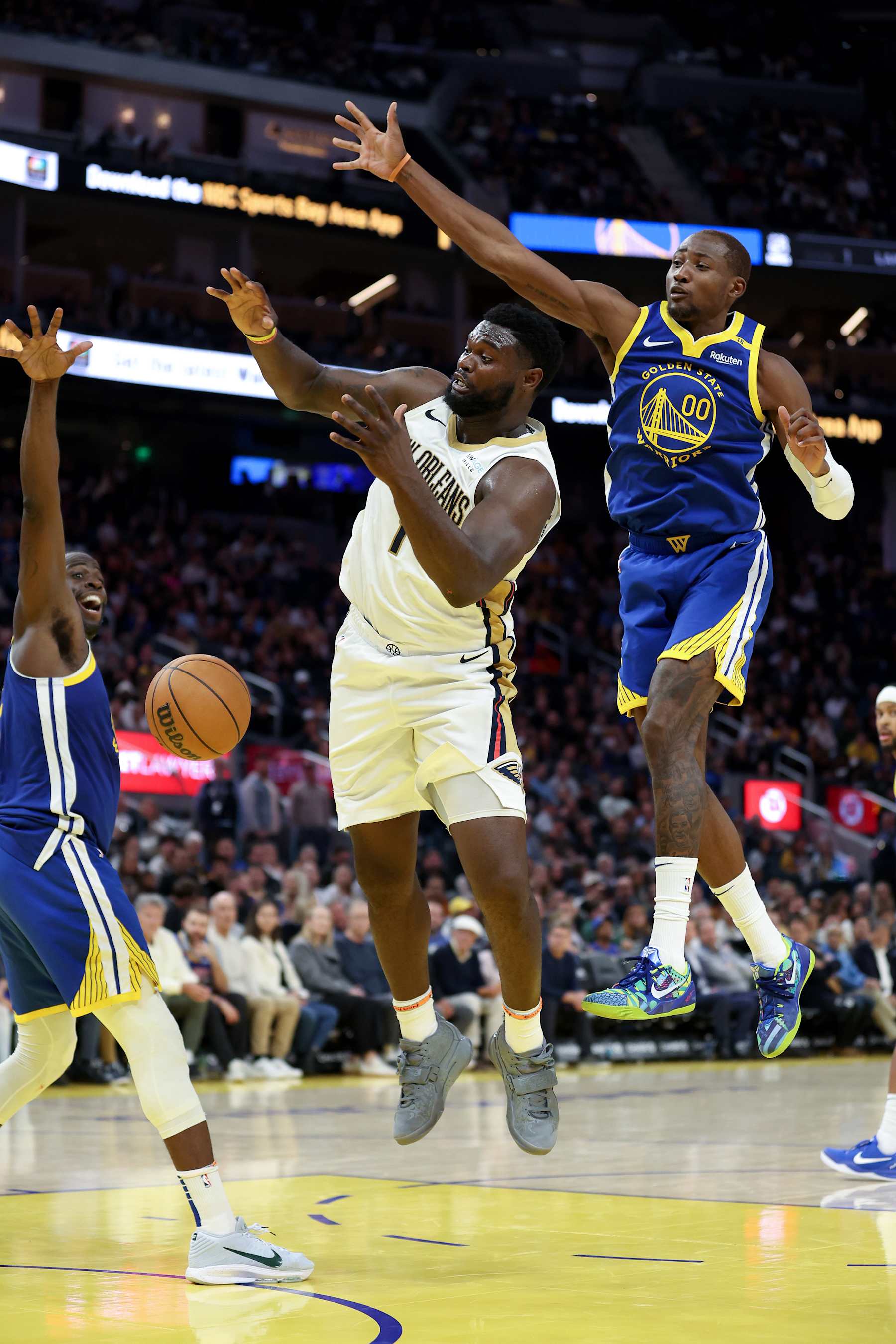 SAN FRANCISCO, CALIFORNIA - OCTOBER 30: Zion Williamson #1 of the New Orleans Pelicans loses the ball while being guarded by Draymond Green #23 and Jonathan Kuminga #00 of the Golden State Warriors  in the second half at Chase Center on October 30, 2024 in San Francisco, California. NOTE TO USER: User expressly acknowledges and agrees that, by downloading and/or using this photograph, user is consenting to the terms and conditions of the Getty Images License Agreement.  (Photo by Ezra Shaw/Getty Images)