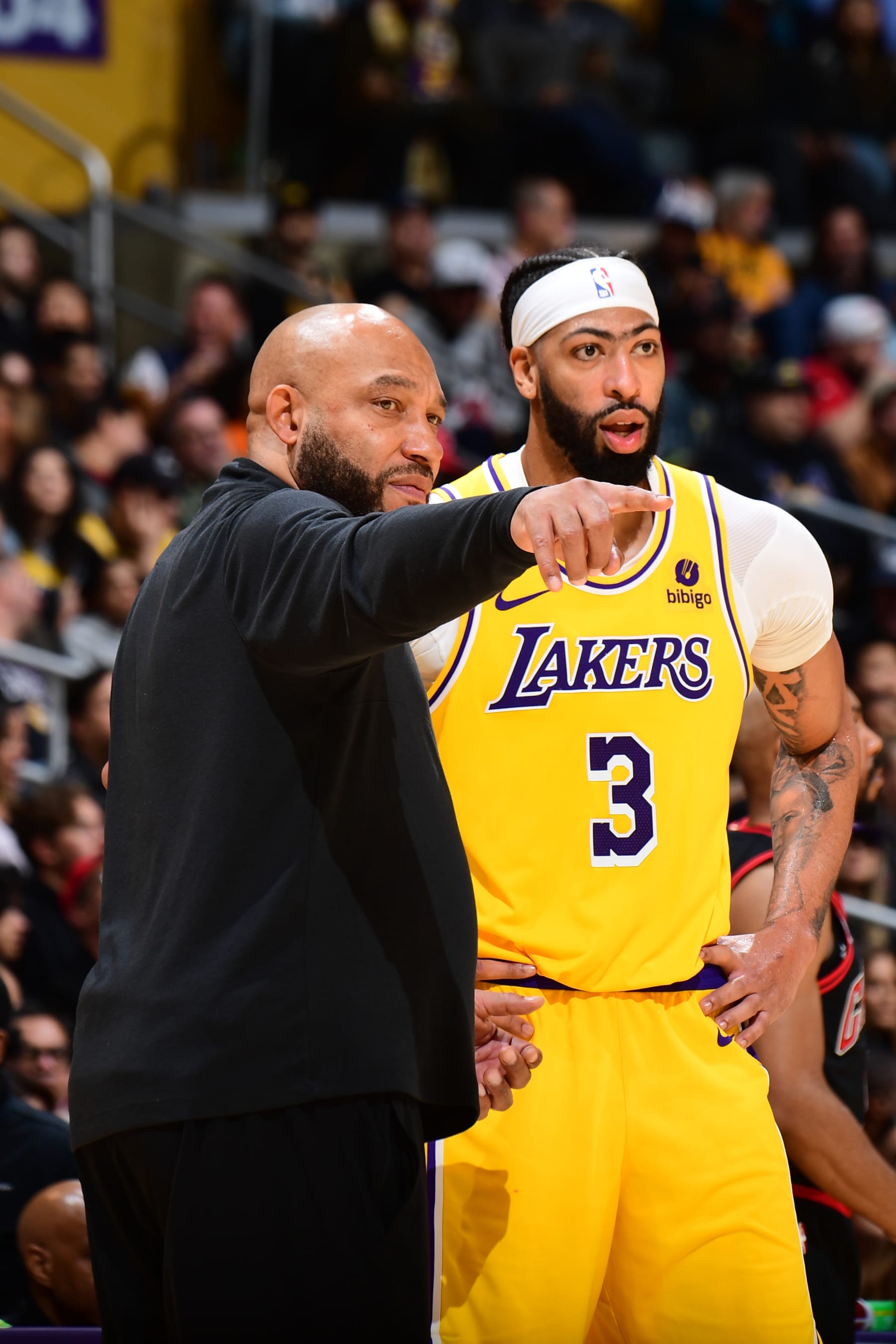 LOS ANGELES, CA - JANUARY 25: Head Coach Darvin Ham of the Los Angeles Lakers sets the play with Anthony Davis #3 during the game against the Chicago Bulls on January 25, 2024 at Crypto.Com Arena in Los Angeles, California. NOTE TO USER: User expressly acknowledges and agrees that, by downloading and/or using this Photograph, user is consenting to the terms and conditions of the Getty Images License Agreement. Mandatory Copyright Notice: Copyright 2024 NBAE (Photo by Adam Pantozzi/NBAE via Getty Images)