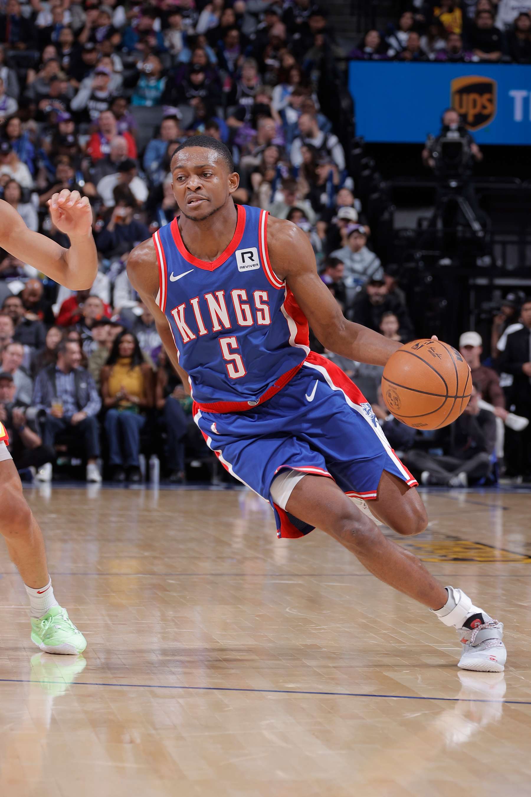 SACRAMENTO, CA - NOVEMBER 18: De'Aaron Fox #5 of the Sacramento Kings dribbles the ball during the game against the Atlanta Hawks on November 18, 2024 at Golden 1 Center in Sacramento, California. NOTE TO USER: User expressly acknowledges and agrees that, by downloading and or using this Photograph, user is consenting to the terms and conditions of the Getty Images License Agreement. Mandatory Copyright Notice: Copyright 2024 NBAE (Photo by Rocky Widner/NBAE via Getty Images)