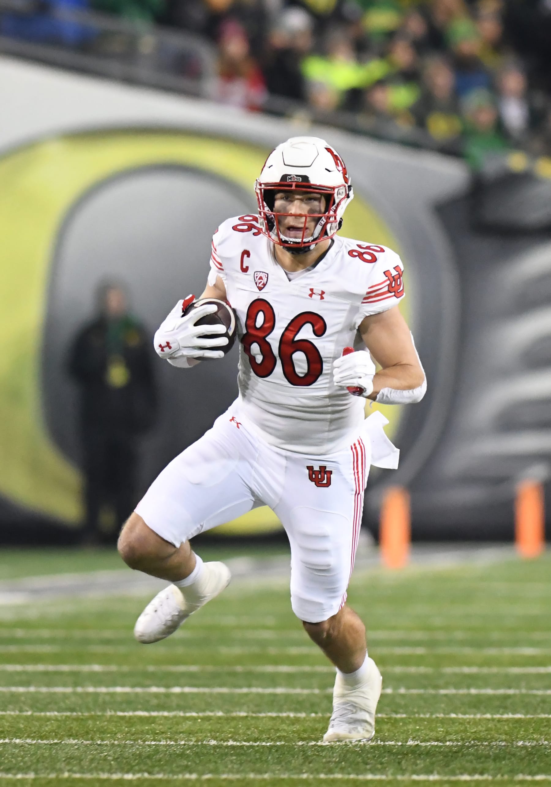 EUGENE, OR - NOVEMBER 19: Utah Utes tight end Dalton Kincaid (86) runs after the catch during a PAC-12 Conference football game between the Utah Utes and Oregon Ducks on November 19, 2022 at Autzen Stadium in Eugene, Oregon. (Photo by Brian Murphy/Icon Sportswire via Getty Images)