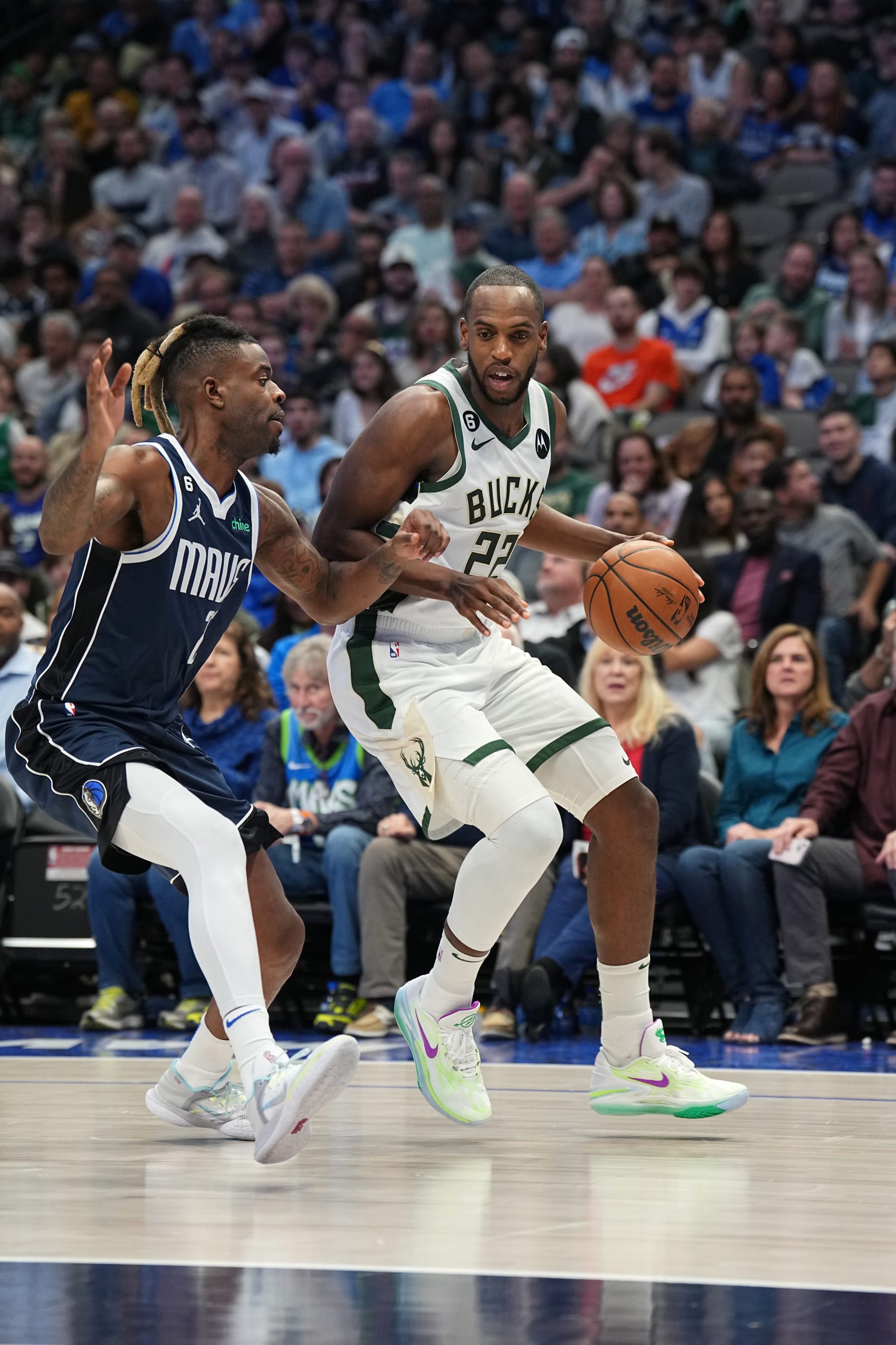 DALLAS, TX - DECEMBER 9: Khris Middleton #22 of the Milwaukee Bucks handles the ball during the game against the Dallas Mavericks on December 9, 2022 at the American Airlines Center in Dallas, Texas. NOTE TO USER: User expressly acknowledges and agrees that, by downloading and or using this photograph, User is consenting to the terms and conditions of the Getty Images License Agreement. Mandatory Copyright Notice: Copyright 2022 NBAE (Photo by Glenn James/NBAE via Getty Images)