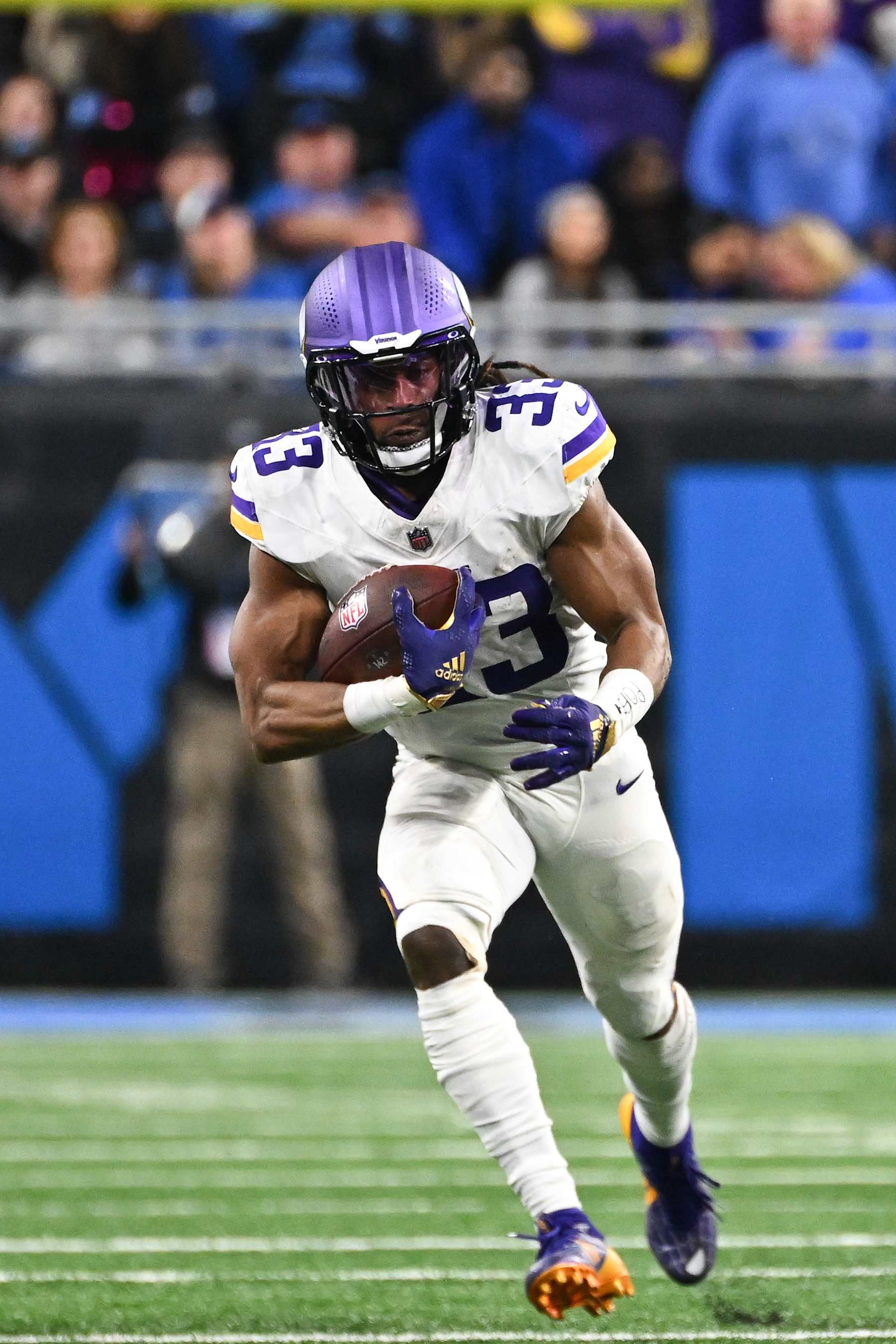 DETROIT, MI - JANUARY 05: Minnesota Vikings running back Aaron Jones (33) runs downfield during the Detroit Lions versus the Minnesota Vikings game on Sunday January 5, 2025 at Ford Field in Detroit, MI. (Photo by Steven King/Icon Sportswire via Getty Images)