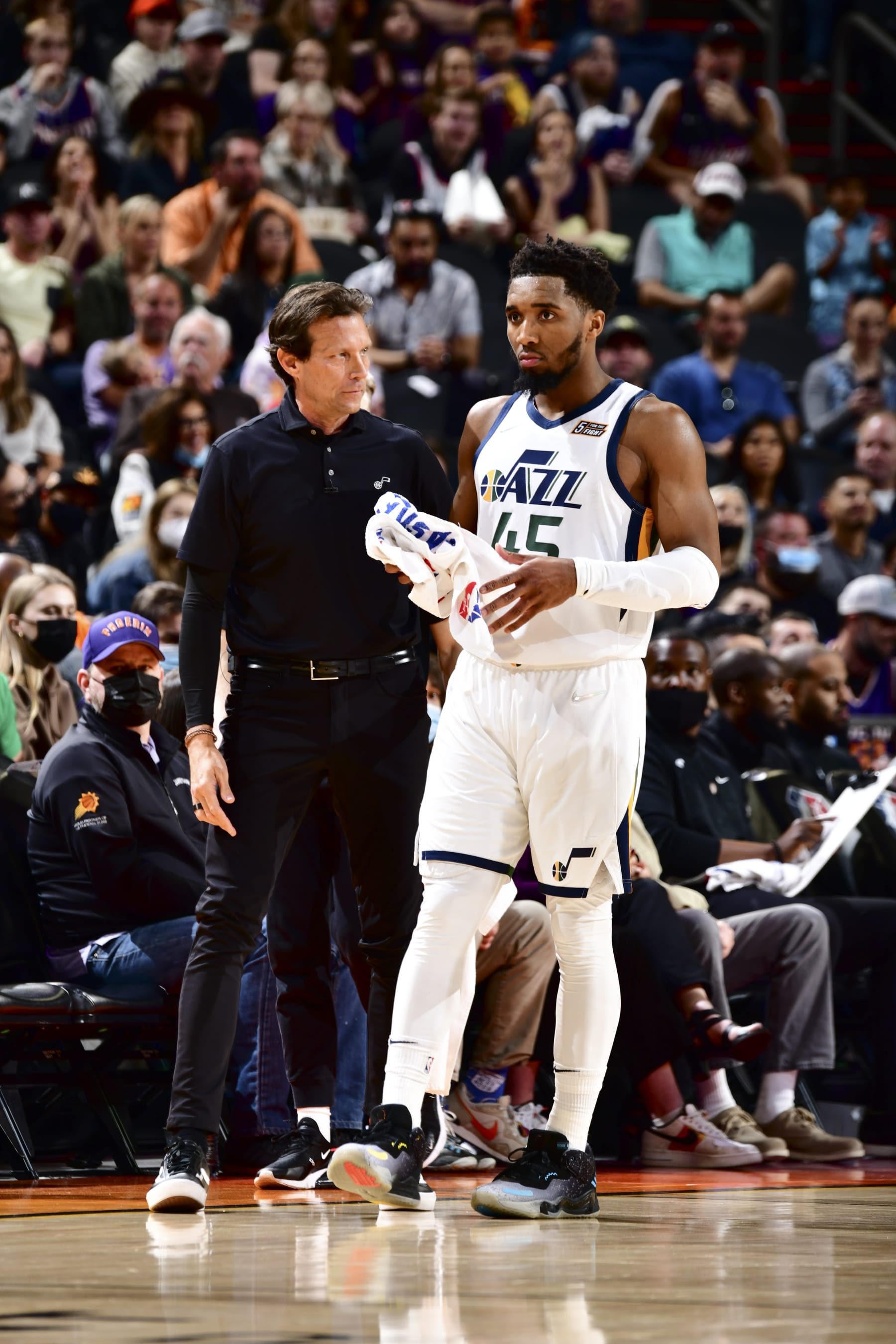 PHOENIX, AZ - FEBRUARY 27: Head Coach Quin Snyder of the Utah Jazz talks to Donovan Mitchell #45 of the Utah Jazz during the game against the Phoenix Suns on February 27, 2022 at Footprint Center in Phoenix, Arizona. NOTE TO USER: User expressly acknowledges and agrees that, by downloading and or using this photograph, user is consenting to the terms and conditions of the Getty Images License Agreement. Mandatory Copyright Notice: Copyright 2022 NBAE (Photo by Barry Gossage/NBAE via Getty Images)