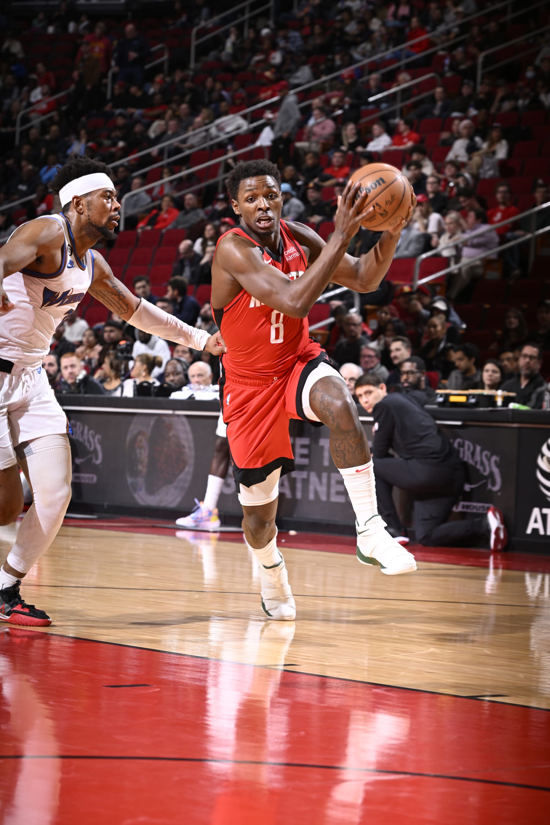 HOUSTON, TX - JANUARY 25: JaeSean Tate #8 of the Houston Rockets drives to the basket during the game against the Washington Wizards on January 25, 2022 at the Toyota Center in Houston, Texas. NOTE TO USER: User expressly acknowledges and agrees that, by downloading and or using this photograph, User is consenting to the terms and conditions of the Getty Images License Agreement. Mandatory Copyright Notice: Copyright 2023 NBAE (Photo by Logan Riely/NBAE via Getty Images)