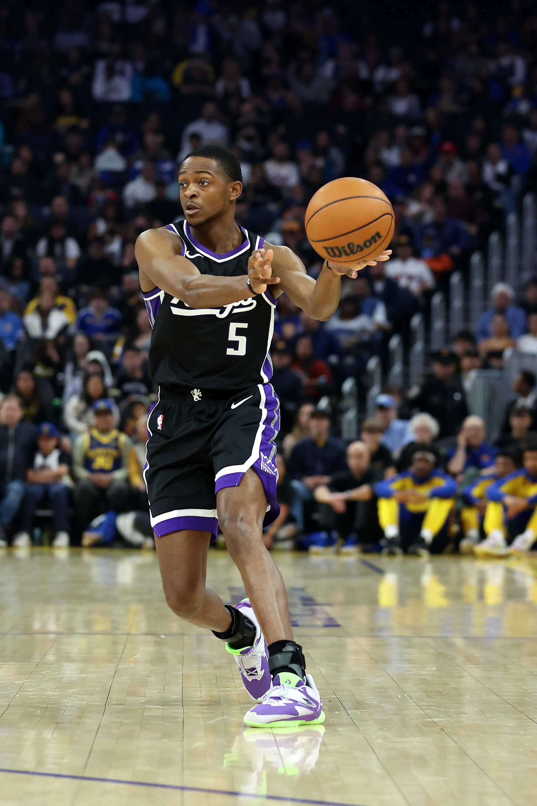 SAN FRANCISCO, CALIFORNIA - OCTOBER 11: De'Aaron Fox #5 of the Sacramento Kings in action against the Golden State Warriors during their preseason game at Chase Center on October 11, 2024 in San Francisco, California. NOTE TO USER: User expressly acknowledges and agrees that, by downloading and/or using this photograph, user is consenting to the terms and conditions of the Getty Images License Agreement.  (Photo by Ezra Shaw/Getty Images)