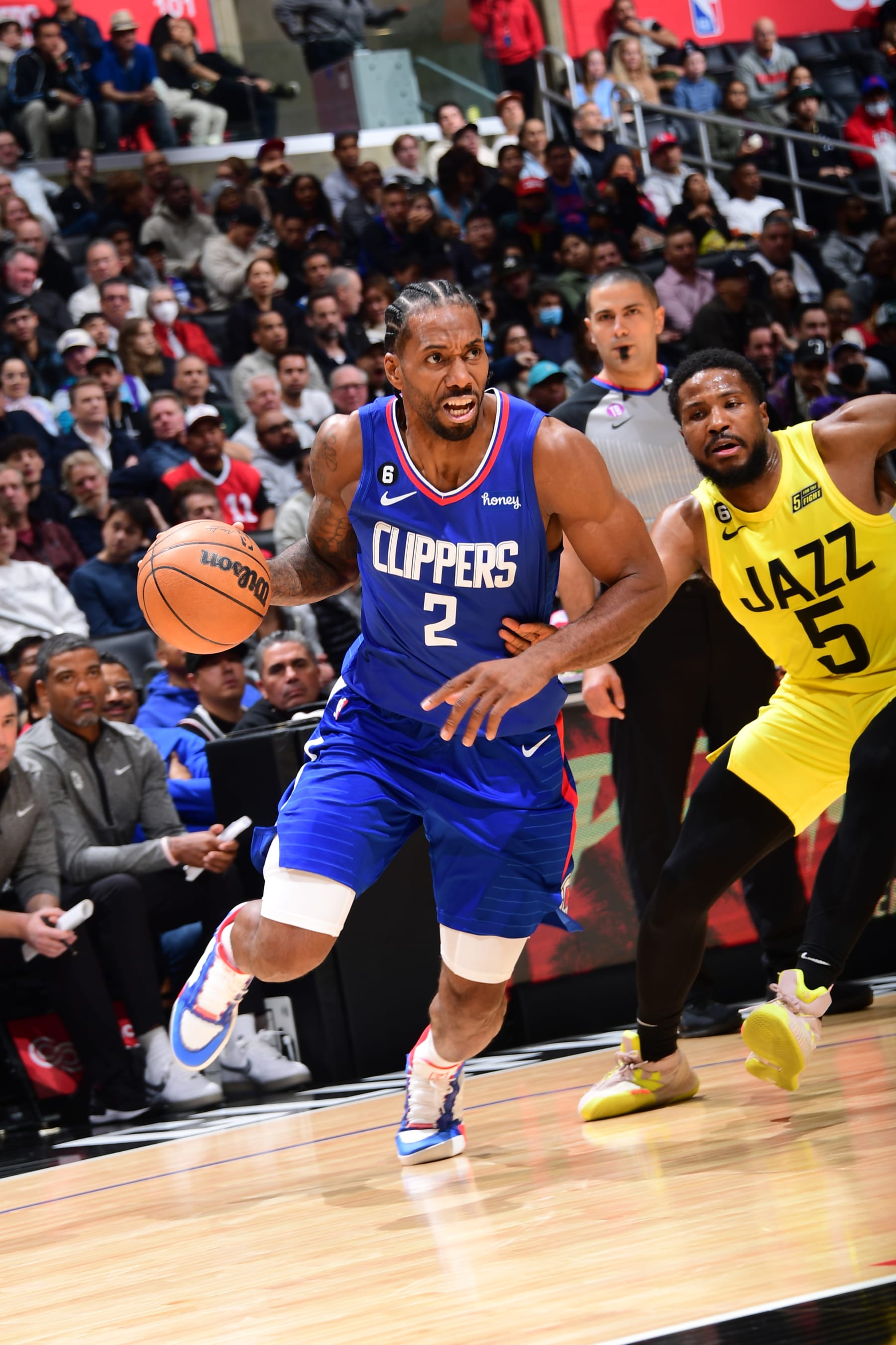 LOS ANGELES, CA - NOVEMBER 21: Kawhi Leonard #2 of the LA Clippers drives to the basket during the game against the Utah Jazz on November 21, 2022 at Crypto.Com Arena in Los Angeles, California. NOTE TO USER: User expressly acknowledges and agrees that, by downloading and/or using this Photograph, user is consenting to the terms and conditions of the Getty Images License Agreement. Mandatory Copyright Notice: Copyright 2022 NBAE (Photo by Adam Pantozzi/NBAE via Getty Images)