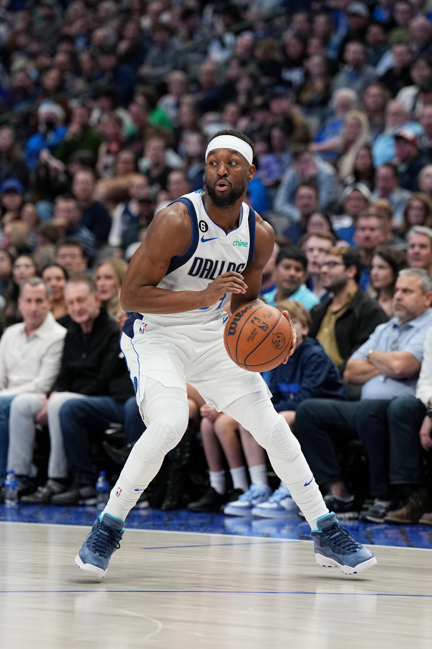 DALLAS, TX - DECEMBER 29: Kemba Walker #34 of the Dallas Mavericks dribbles the ball during the game against the Houston Rockets on December 29, 2022 at the American Airlines Center in Dallas, Texas. NOTE TO USER: User expressly acknowledges and agrees that, by downloading and or using this photograph, User is consenting to the terms and conditions of the Getty Images License Agreement. Mandatory Copyright Notice: Copyright 2022 NBAE (Photo by Glenn James/NBAE via Getty Images)