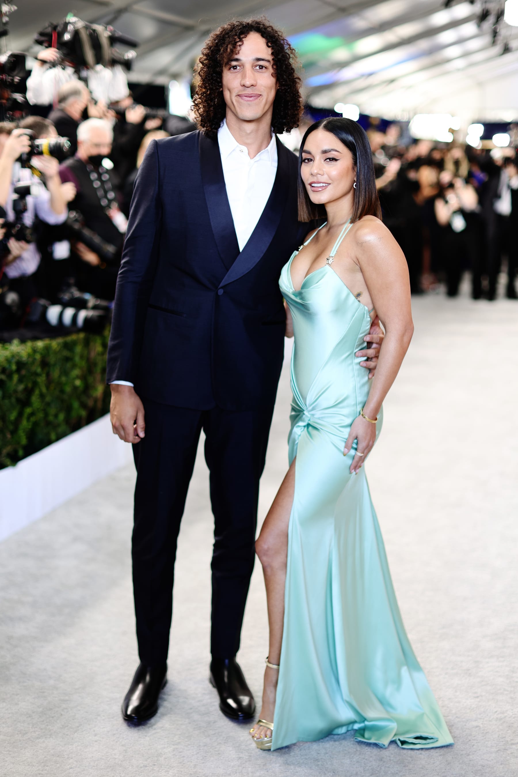 SANTA MONICA, CALIFORNIA - FEBRUARY 27: Cole Tucker and Vanessa Hudgens attend the 28th Screen Actors Guild Awards at Barker Hangar on February 27, 2022 in Santa Monica, California. 1184596 (Photo by Dimitrios Kambouris/Getty Images for WarnerMedia)