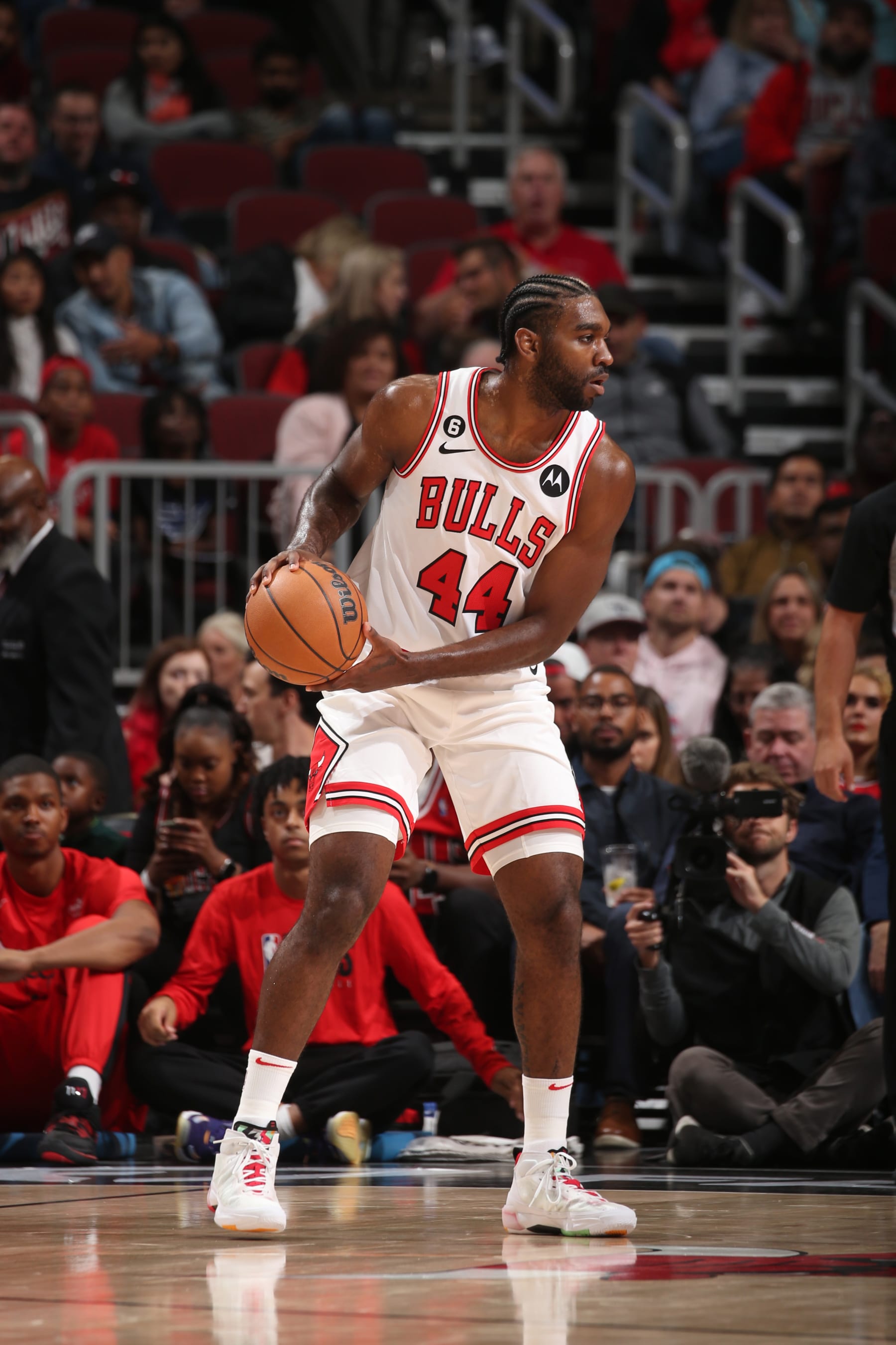 CHICAGO, IL - OCTOBER 11: Patrick Williams #44 of the Chicago Bulls looks to pass the ball against the Milwaukee Bucks during a preseason game on October 11, 2022 at the United Center in Chicago, Illinois. NOTE TO USER: User expressly acknowledges and agrees that, by downloading and or using this photograph, user is consenting to the terms and conditions of the Getty Images License Agreement.  Mandatory Copyright Notice: Copyright 2022 NBAE (Photo by Gary Dineen/NBAE via Getty Images)