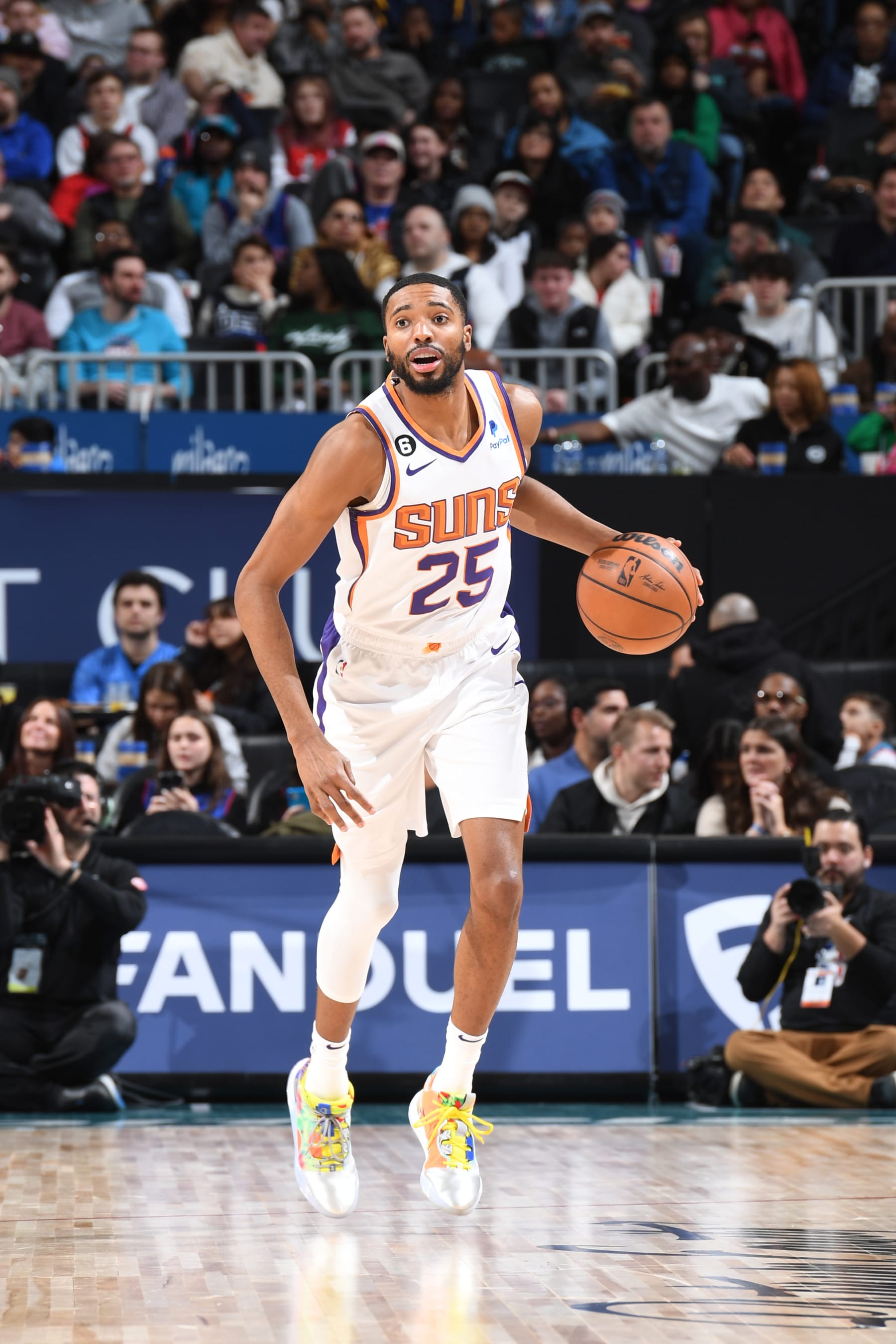 DETROIT, MI - FEBRUARY 4: Mikal Bridges #25 of the Phoenix Suns moves the ball during the game against the Detroit Pistons on February 4, 2023 at Little Caesars Arena in Detroit, Michigan. NOTE TO USER: User expressly acknowledges and agrees that, by downloading and/or using this photograph, User is consenting to the terms and conditions of the Getty Images License Agreement. Mandatory Copyright Notice: Copyright 2023 NBAE (Photo by Chris Schwegler/NBAE via Getty Images)