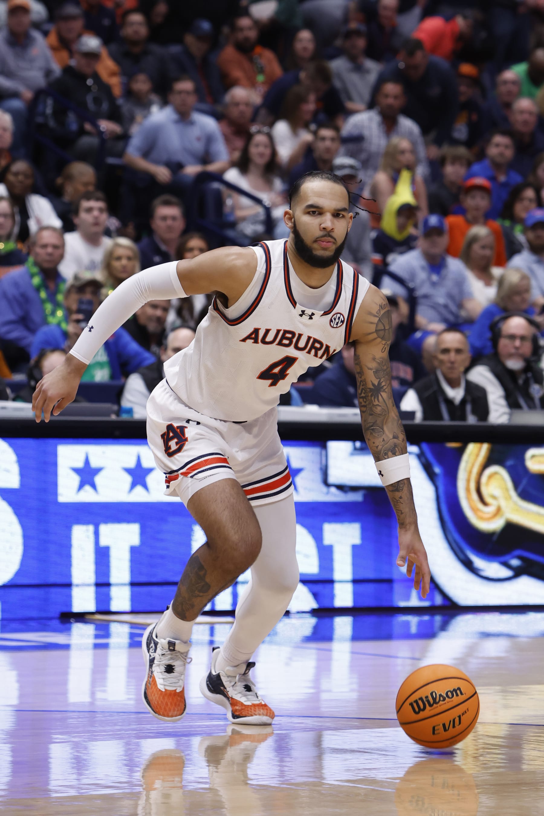 NASHVILLE, TN - MARCH 17: Auburn Tigers forward Johni Broome (4) drives to the basket during the championship game of the men's Southeastern Conference Tournament between the Auburn Tigers and Florida Gators, March 17, 2024, at Bridgestone Arena in Nashville, Tennessee.