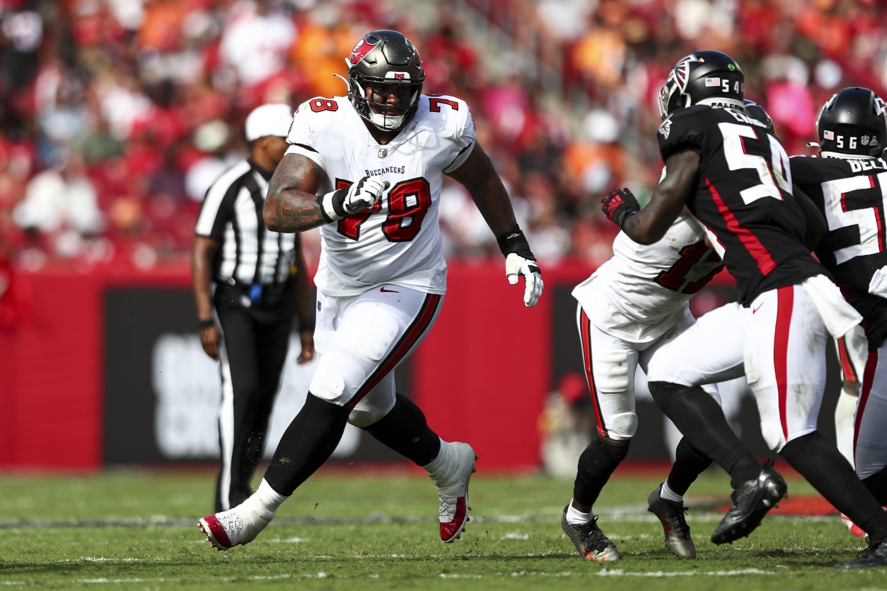 TAMPA, FL - OCTOBER 9: Tristan Wirfs #78 of the Tampa Bay Buccaneers blocks and runs downfield during an NFL football game against the Atlanta Falcons at Raymond James Stadium on October 9, 2022 in Tampa, Florida. (Photo by Kevin Sabitus/Getty Images)