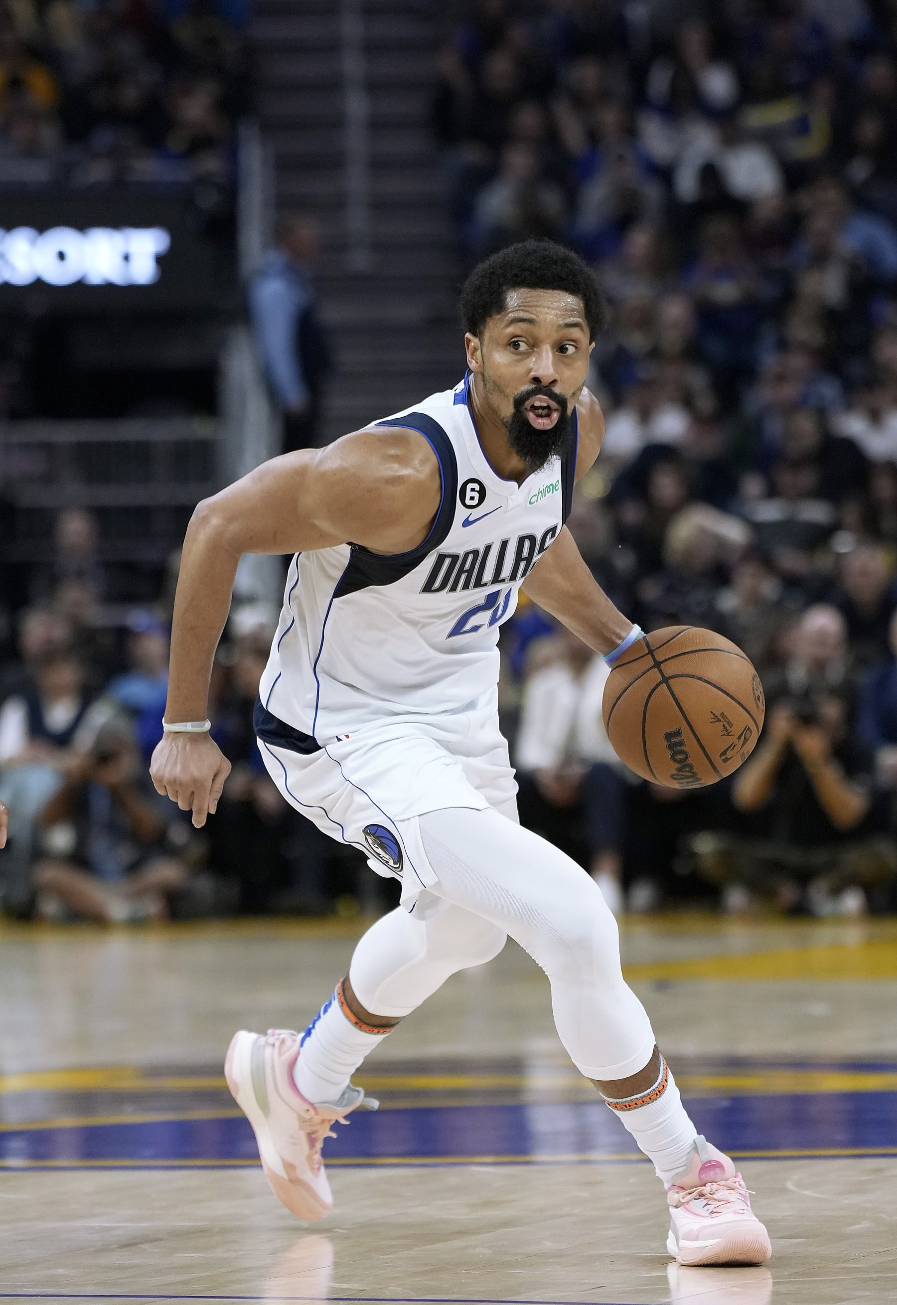 SAN FRANCISCO, CALIFORNIA - FEBRUARY 04: Spencer Dinwiddie #26 of the Dallas Mavericks dribbling the ball against the Golden State Warriors during the first quarter of an NBA basketball game at Chase Center on February 04, 2023 in San Francisco, California. NOTE TO USER: User expressly acknowledges and agrees that, by downloading and or using this photograph, User is consenting to the terms and conditions of the Getty Images License Agreement. (Photo by Thearon W. Henderson/Getty Images)