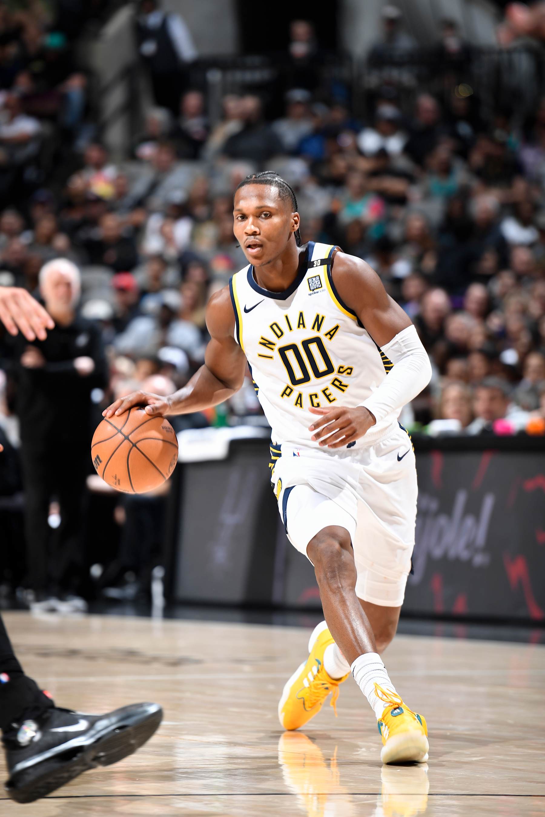 HOUSTON, TX - MARCH 3: Bennedict Mathurin #00 of the Indiana Pacers handles the ball during the game against the San Antonio Spurs on March 3, 2024 at the Toyota Center in Houston, Texas. NOTE TO USER: User expressly acknowledges and agrees that, by downloading and or using this photograph, User is consenting to the terms and conditions of the Getty Images License Agreement. Mandatory Copyright Notice: Copyright 2024 NBAE (Photo by Logan Riely/NBAE via Getty Images)