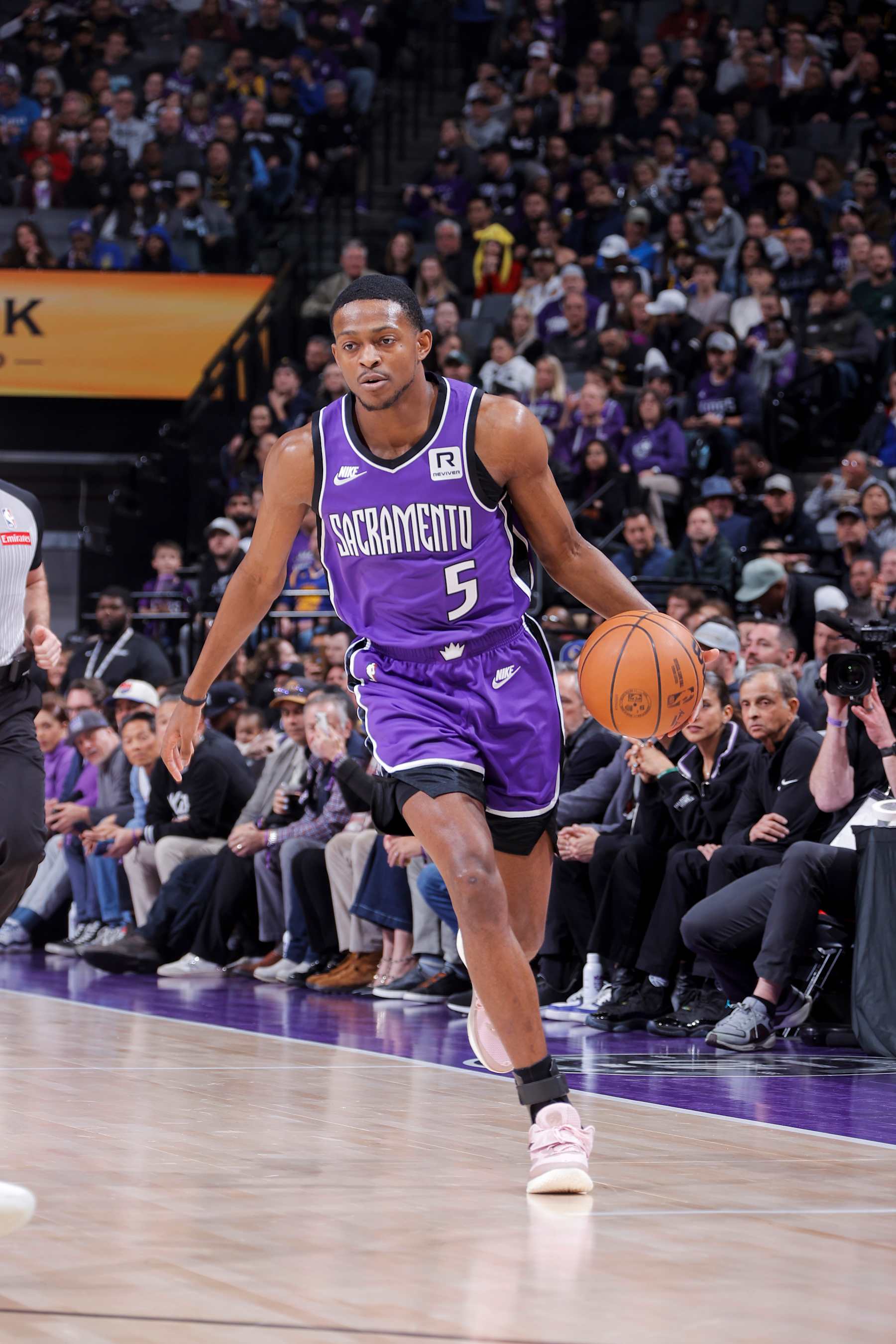 SACRAMENTO, CA - JANUARY 22: De'Aaron Fox #5 of the Sacramento Kings dribbles the ball during the game against the Golden State Warriors on January 22, 2025 at Golden 1 Center in Sacramento, California. NOTE TO USER: User expressly acknowledges and agrees that, by downloading and or using this Photograph, user is consenting to the terms and conditions of the Getty Images License Agreement. Mandatory Copyright Notice: Copyright 2025 NBAE (Photo by Rocky Widner/NBAE via Getty Images)