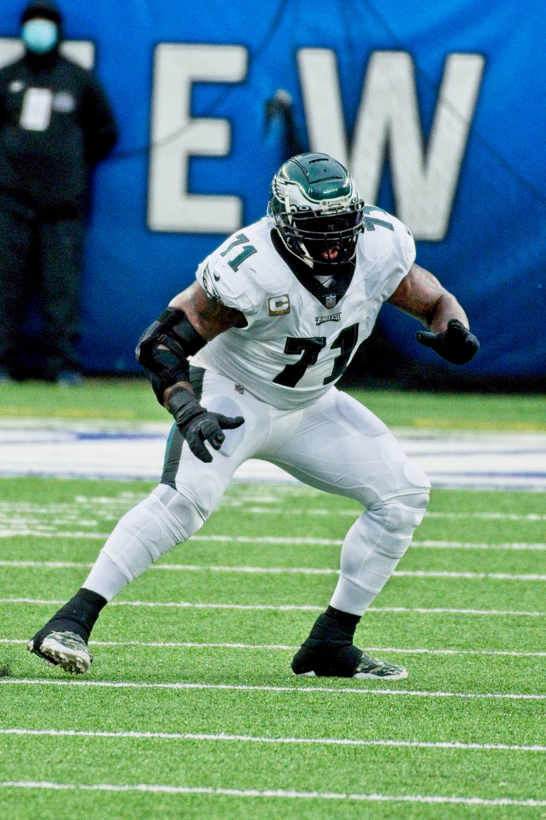 EAST RUTHERFORD, NJ - NOVEMBER 15: Philadelphia Eagles offensive tackle Jason Peters (71) sets up to block during the game between the Philadelphia Eagles and the New York Giants on November 15, 2020 at MetLife Stadium in East Rutherford, NJ. (Photo by Andy Lewis/Icon Sportswire via Getty Images)