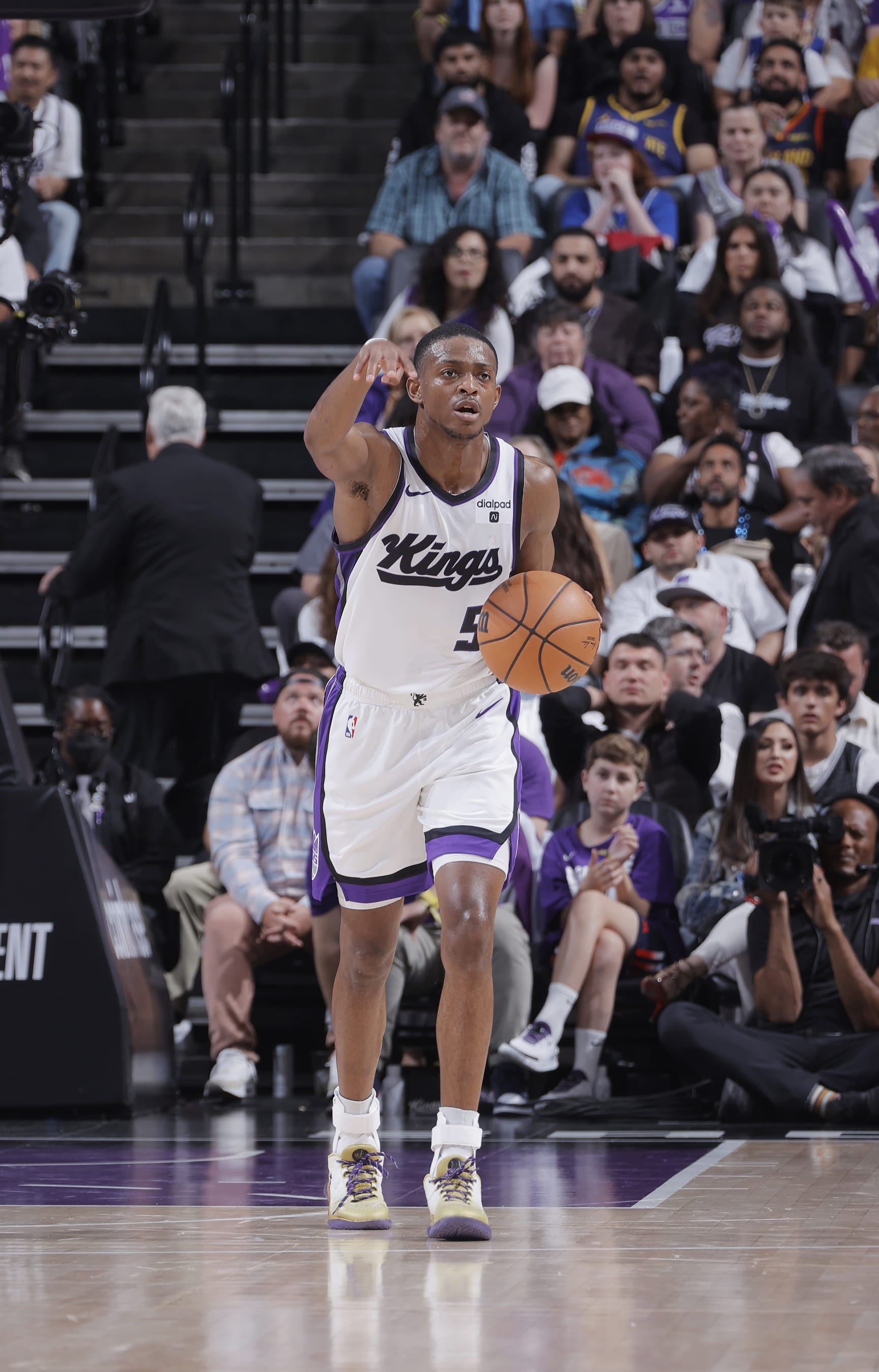SACRAMENTO, CA - APRIL 16: De'Aaron Fox #5 of the Sacramento Kings calls a play while bringing the ball up the court during the game against the Golden State Warriors during the 2024 Play-In Tournament on April 16, 2024 at Golden 1 Center in Sacramento, California. NOTE TO USER: User expressly acknowledges and agrees that, by downloading and or using this photograph, User is consenting to the terms and conditions of the Getty Images Agreement. Mandatory Copyright Notice: Copyright 2024 NBAE (Photo by Rocky Widner/NBAE via Getty Images)