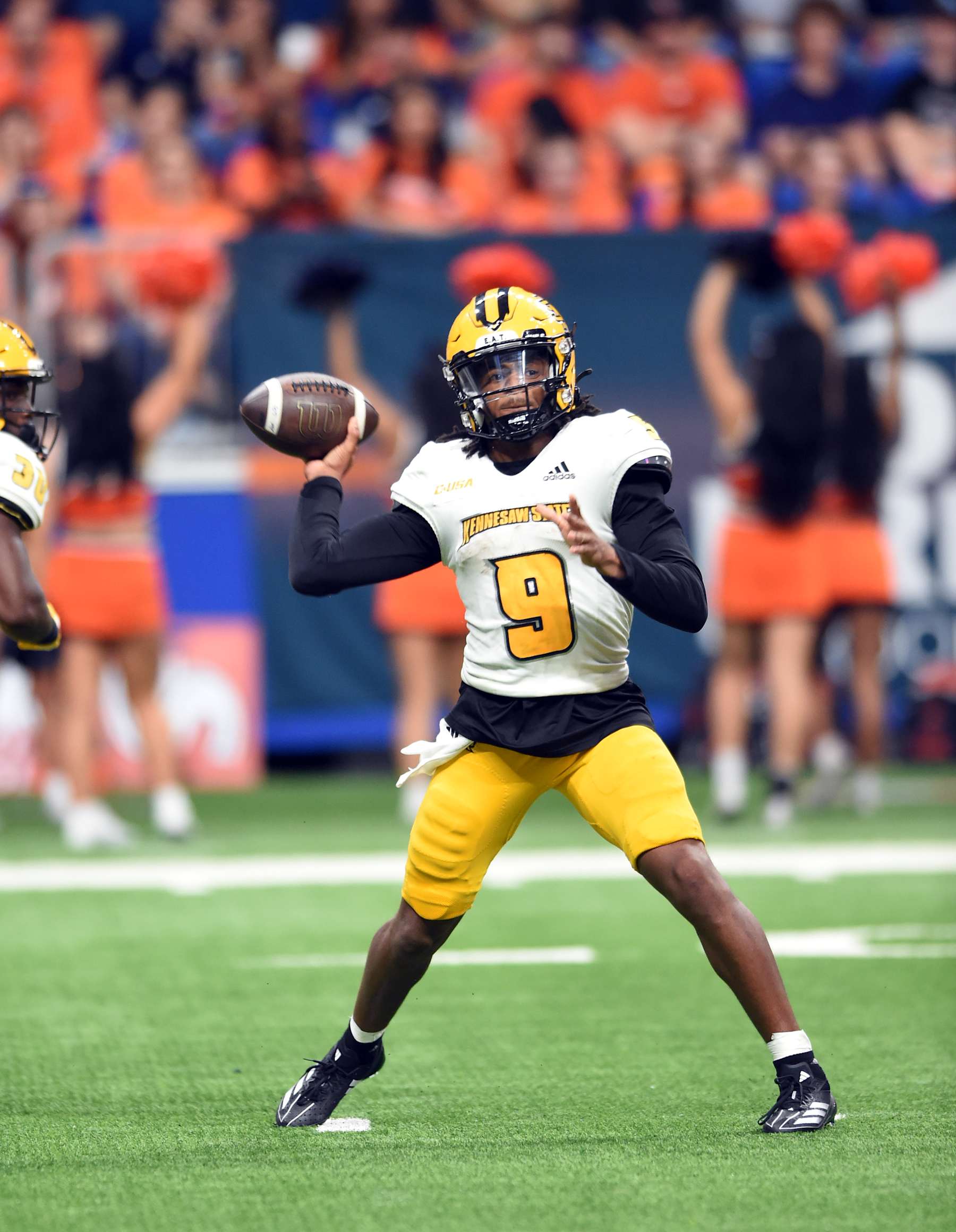 SAN ANTONIO, TX - AUGUST 31: Kennesaw State Owls QB Davis Bryson throws a pass during game between the Kennesaw State Owls and the University of Texas - San Antonio Roadrunners on August 31, 2024 at the Alamodome in San Antonio, TX. (Photo by John Rivera/Icon Sportswire via Getty Images)
