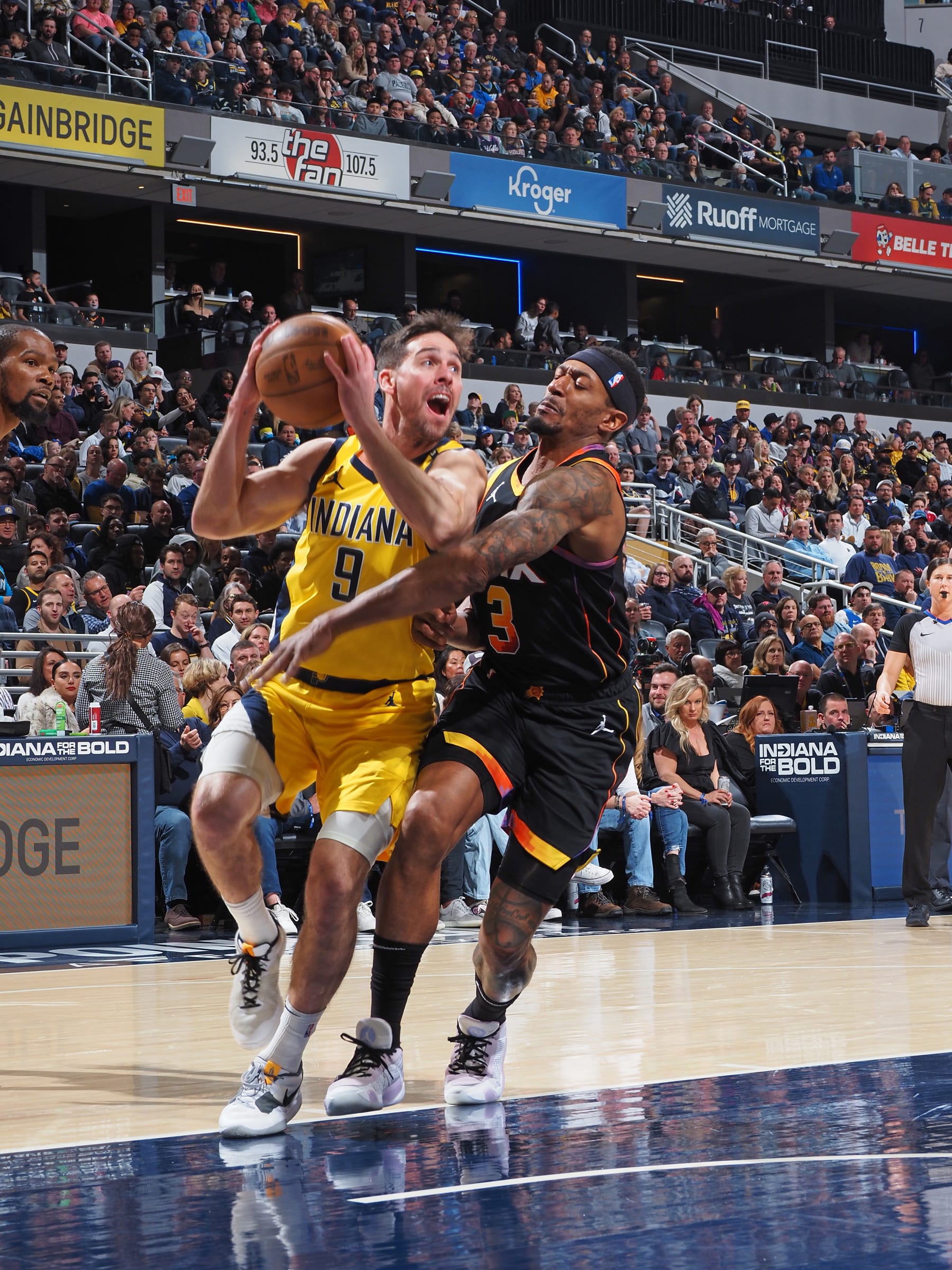 INDIANAPOLIS, IN - JANUARY 26: T.J. McConnell #9 of the Indiana Pacers drives to the basket during the game against the Phoenix Suns on January 26, 2024 at Gainbridge Fieldhouse in Indianapolis, Indiana. NOTE TO USER: User expressly acknowledges and agrees that, by downloading and or using this Photograph, user is consenting to the terms and conditions of the Getty Images License Agreement. Mandatory Copyright Notice: Copyright 2024 NBAE (Photo by Ron Hoskins/NBAE via Getty Images)