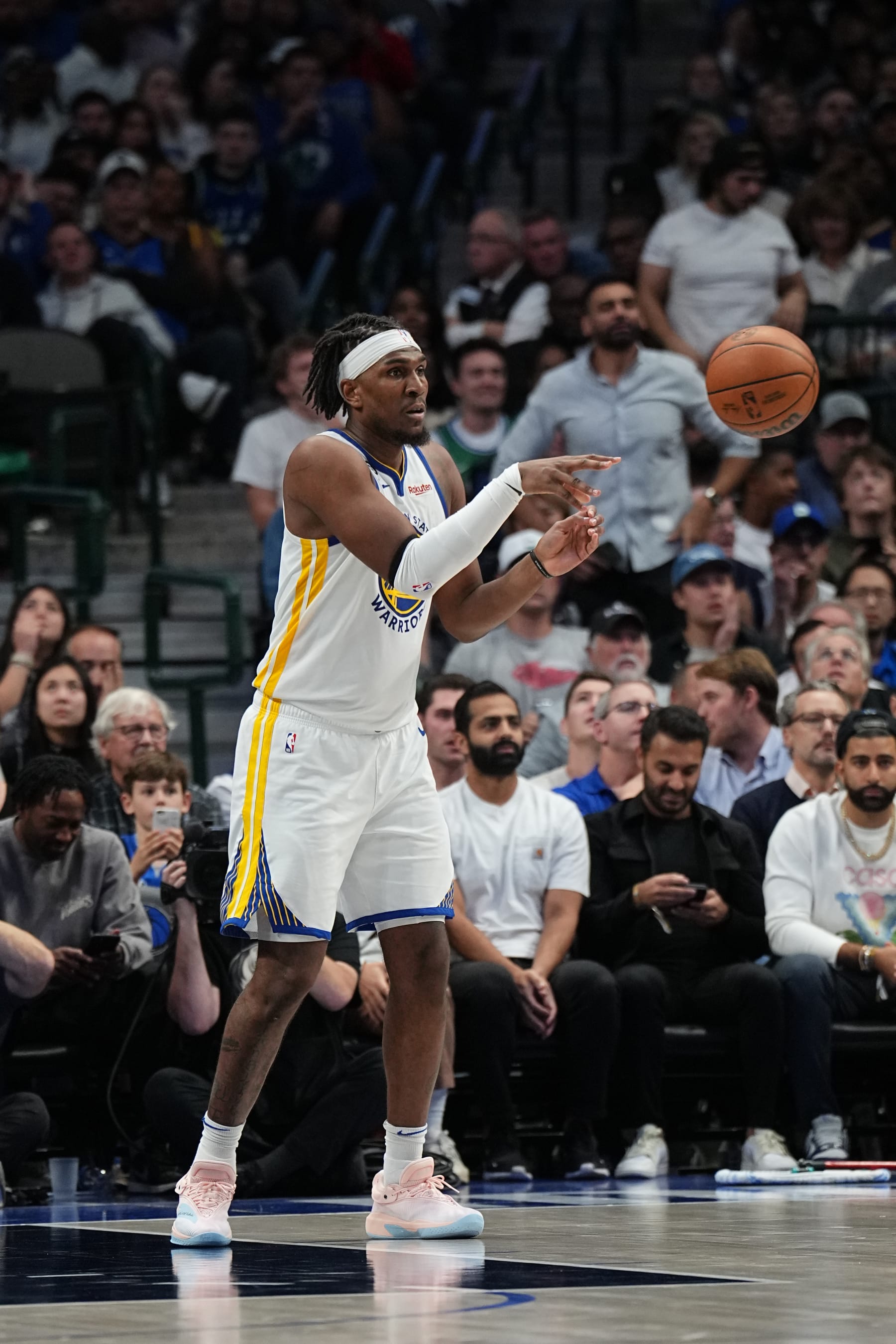 DALLAS, TX - NOVEMBER 29: Kevon Looney #5 of the Golden State Warriors passes the ball during the game against the Dallas Mavericks on November 29, 2022 at the American Airlines Center in Dallas, Texas. NOTE TO USER: User expressly acknowledges and agrees that, by downloading and or using this photograph, User is consenting to the terms and conditions of the Getty Images License Agreement. Mandatory Copyright Notice: Copyright 2022 NBAE (Photo by Glenn James/NBAE via Getty Images)