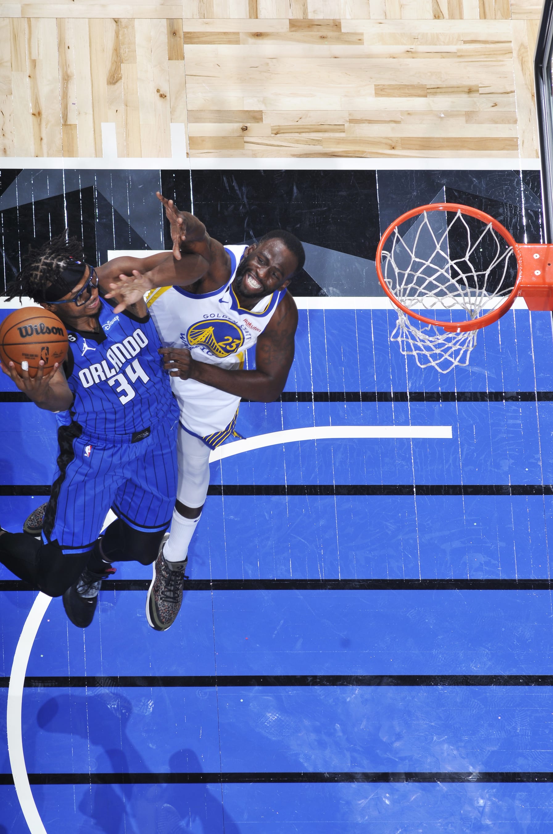ORLANDO, FL - NOVEMBER 2: Wendell Carter Jr. #34 of the Orlando Magic drives to the basket during the game against the Golden State Warriors, Draymond Green #23 of the Golden State Warriors plays defense on November 2, 2022 at Amway Center in Orlando, Florida. NOTE TO USER: User expressly acknowledges and agrees that, by downloading and or using this photograph, User is consenting to the terms and conditions of the Getty Images License Agreement. Mandatory Copyright Notice: Copyright 2022 NBAE (Photo by Fernando Medina/NBAE via Getty Images)