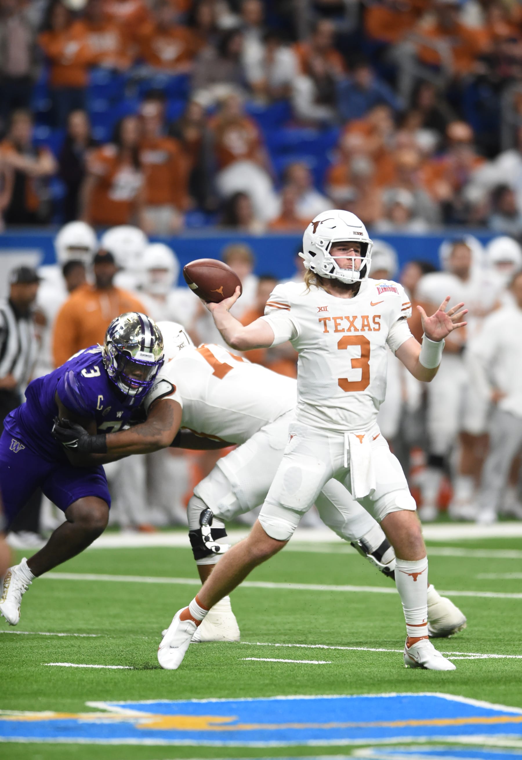 SAN ANTONIO, TX - DECEMBER 29: Texas Longhorns QB Quinn Ewers throws a pass during th Valero Alamo Bowl game featuring the Texas Longhorns and the Washington Huskies on December 29, 2022 at the Alamodome in San Antonio, TX. (Photo by John Rivera/Icon Sportswire via Getty Images)