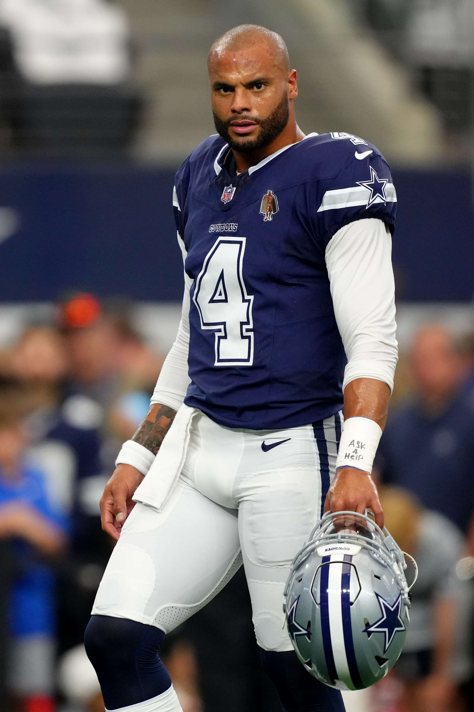The NFL has decided to end its agreement with Stonewall and will no longer allow team captains to wear LGBTQ+ rainbow shoes, as well as other rainbow imagery on the field such as shoelaces, armbands, etc. The decision was made after a meeting with the captains of all 30 teams last Tuesday. Dak Prescott spoke out… .Qu – Media News 48